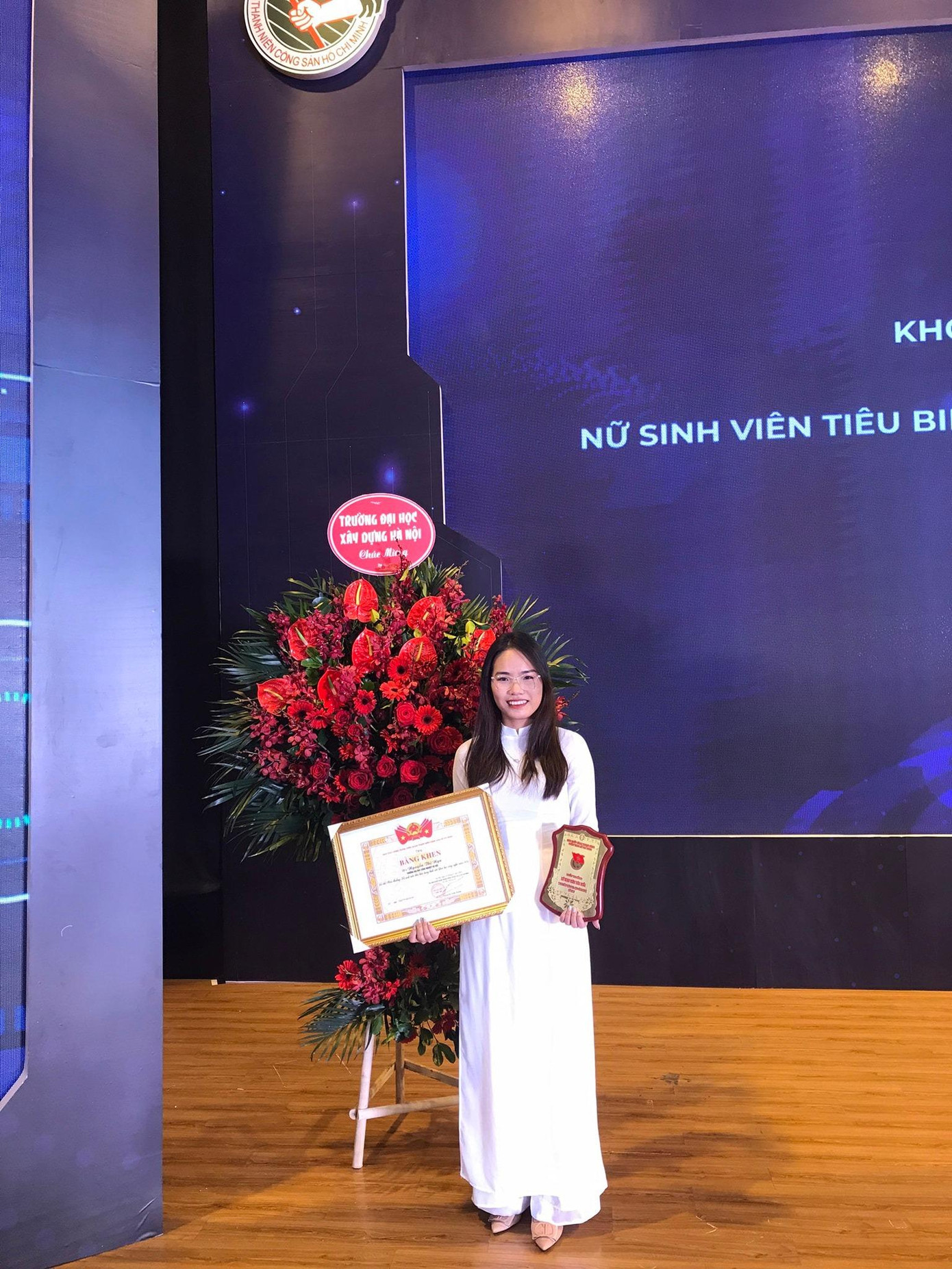 Cô nàng Nguyễn Thị Nga dịu dàng trong tà áo dài trắng nhận danh hiệu xuất sắc. Ảnh: NVCC