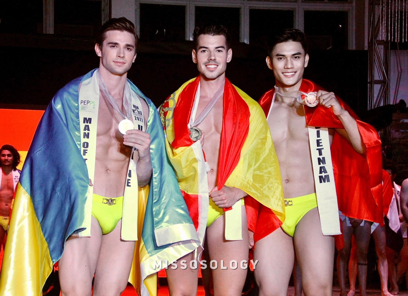 Hữu Anh lọt Top 3 thí sinh trình diễn đồ bơi xuất sắc nhất.