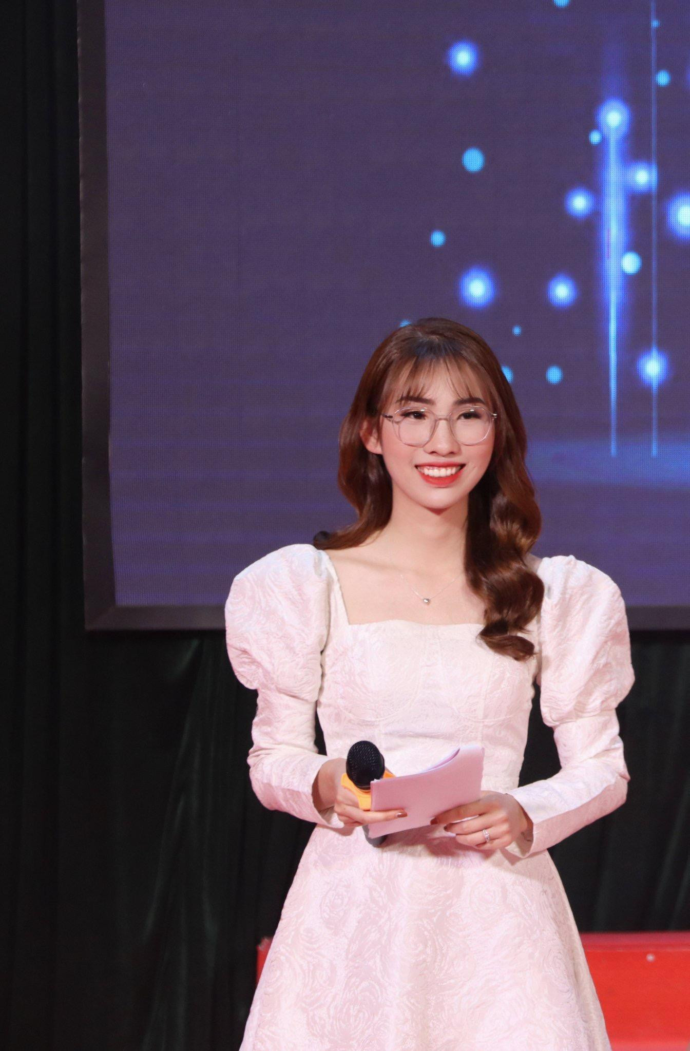 Khánh Ly với vai trò là MC tại Gala Hẹn hò thanh xuân.