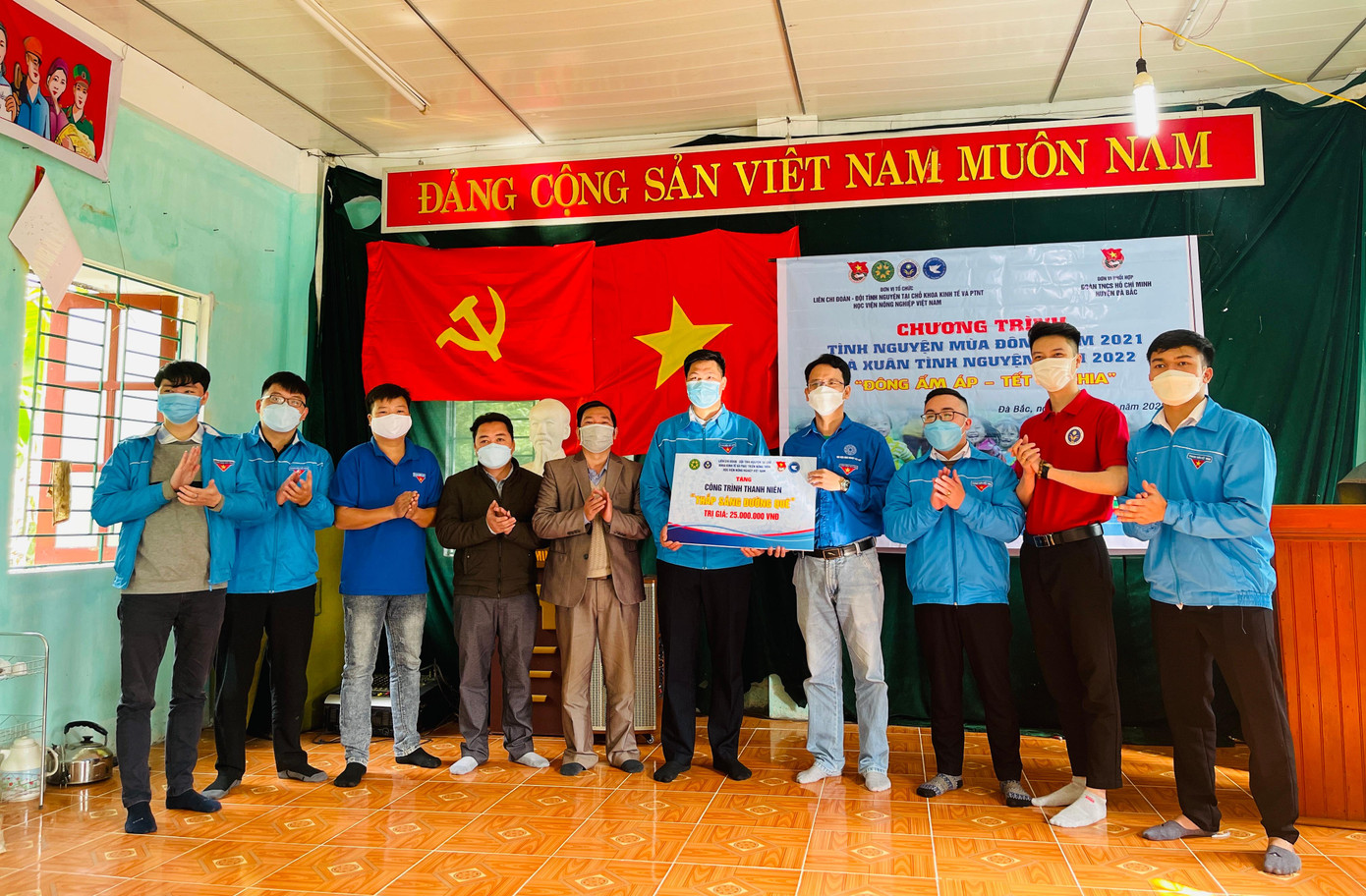 Đoàn công tác trao tặng địa phương công trình thanh niên “Thắp sáng đường quê” trị giá 25.000.000đ. Đoàn công tác trao tặng địa phương công trình thanh niên “Thắp sáng đường quê” trị giá 25.000.000đ.