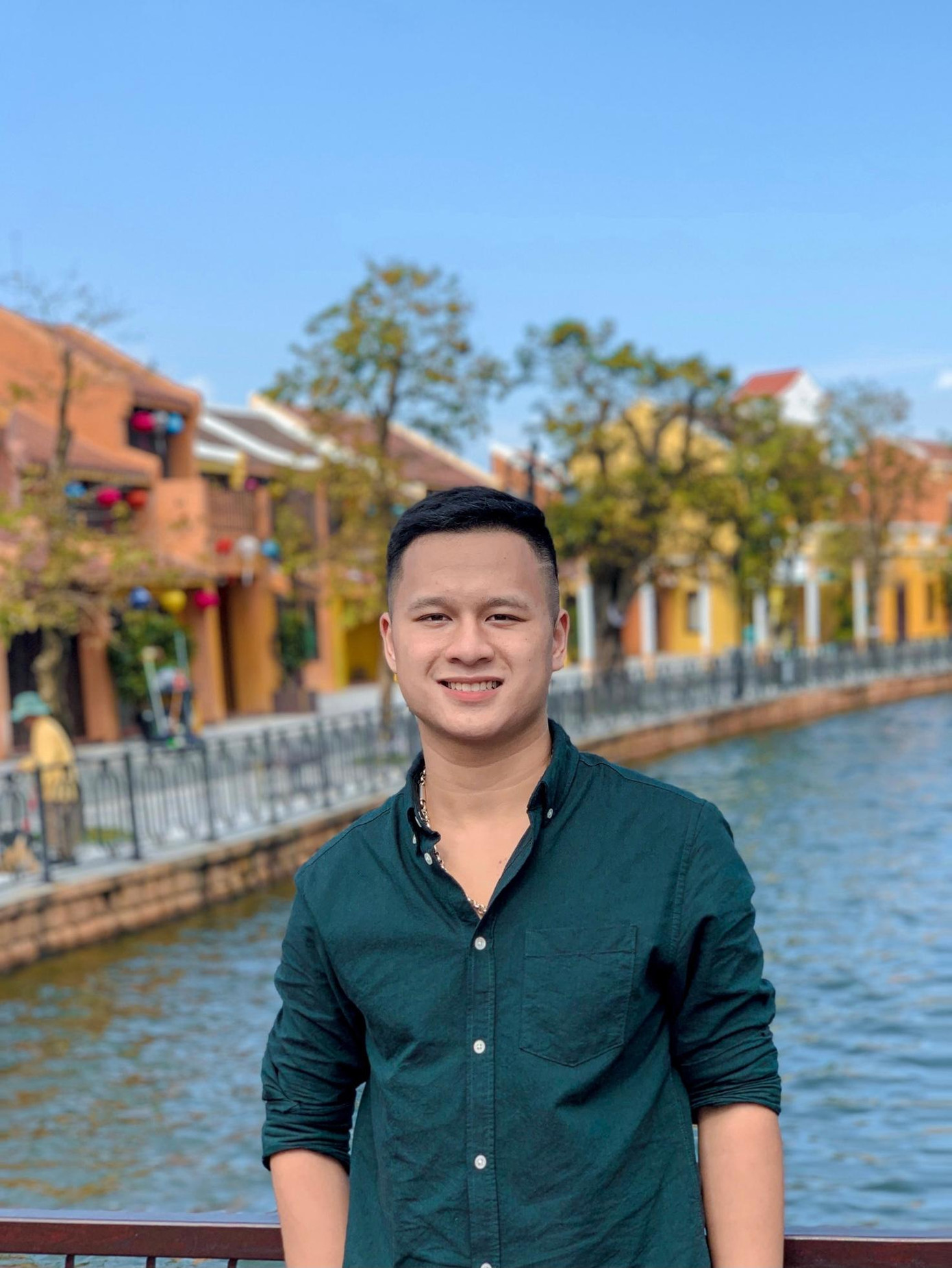 Đinh Tất Hiển (quê Ninh Bình) hiện là sinh viên năm cuối chuyên ngành Kỹ sư Công nghệ thông tin, Khoa Công nghệ thông tin, Trường Đại học Thuỷ lợi. Đinh Tất Hiển (quê Ninh Bình) hiện là sinh viên năm cuối chuyên ngành Kỹ sư Công nghệ thông tin, Khoa Công nghệ thông tin, Trường Đại học Thuỷ lợi.