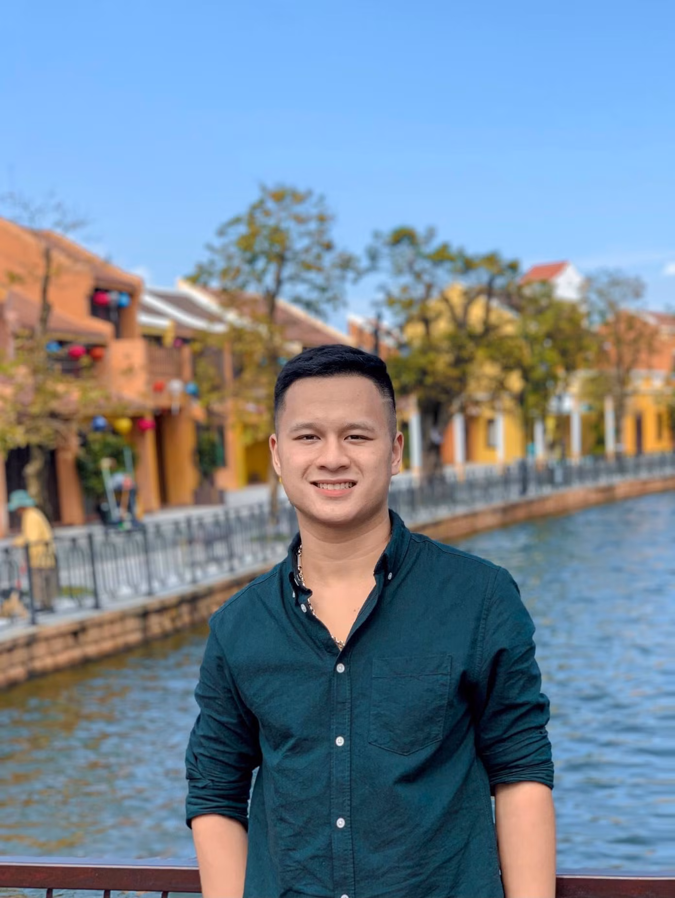 Đinh Tất Hiển (quê Ninh Bình) hiện là sinh viên năm cuối chuyên ngành Kỹ sư Công nghệ thông tin, Khoa Công nghệ thông tin, Trường Đại học Thuỷ lợi.