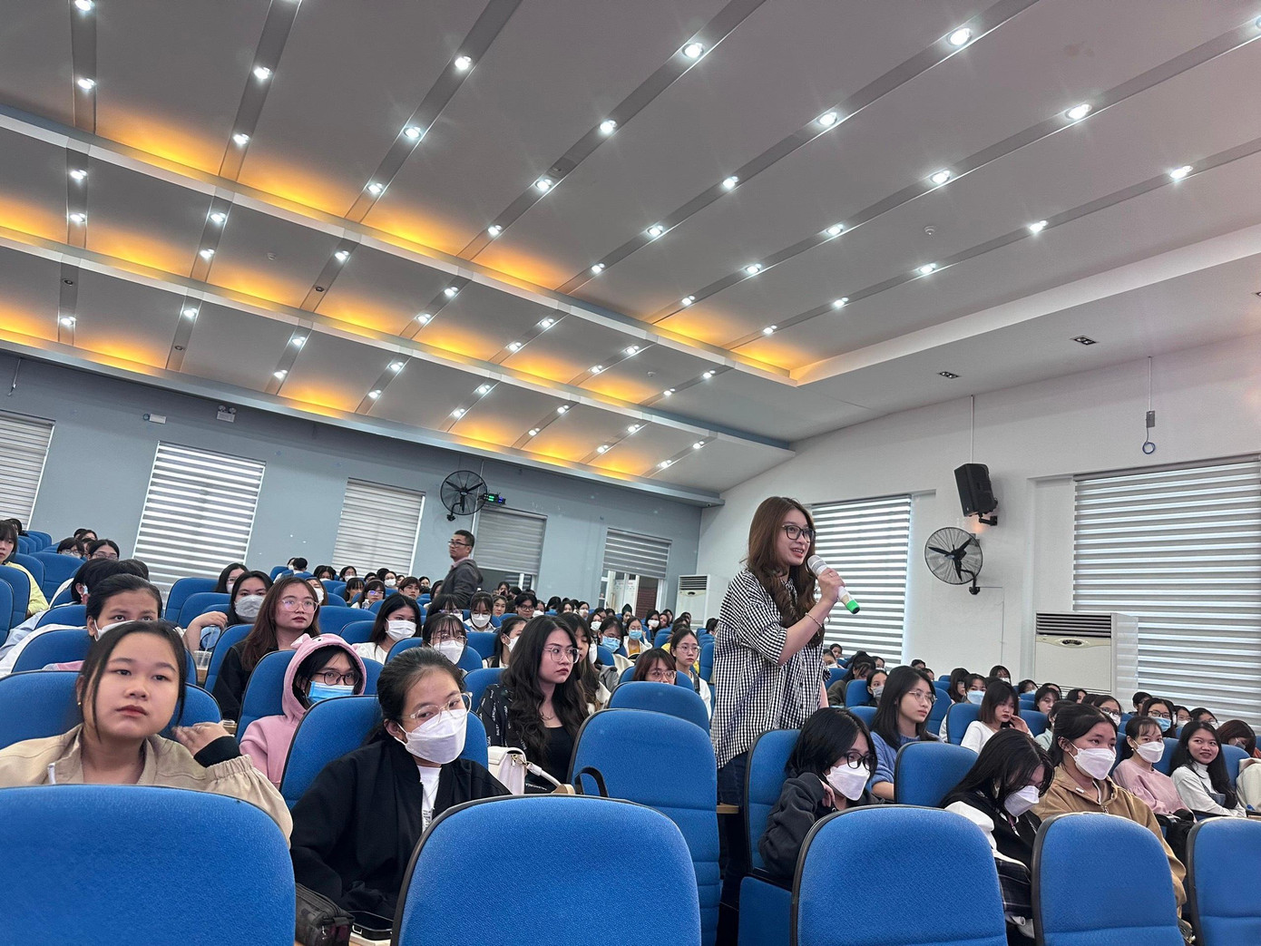 Rất đông sinh viên đã đặt câu hỏi cho diễn giả, tác giả, nhà báo Nguyễn Tuấn Anh.