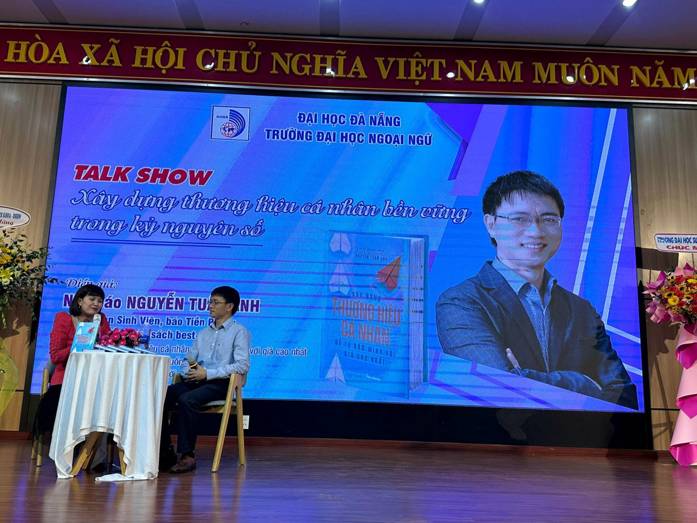 Diễn giả, tác giả, nhà báo Nguyễn Tuấn Anh giao lưu với Tiến sĩ Ngữ văn Nguyễn Phương Khánh và trả lời các câu hỏi của sinh viên.