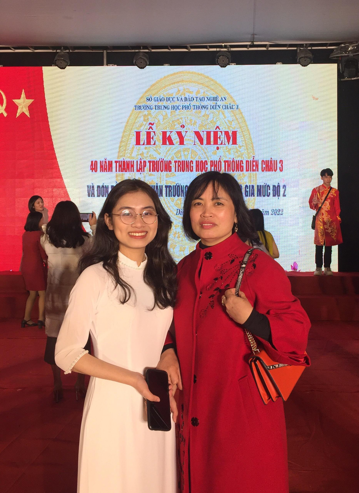 Dưới dự dìu dắt của những người thầy, người cô trong trường đã giúp Tố Uyên ngày càng tiến bộ hơn trong học tập và trưởng thành hơn trong cuộc sống.