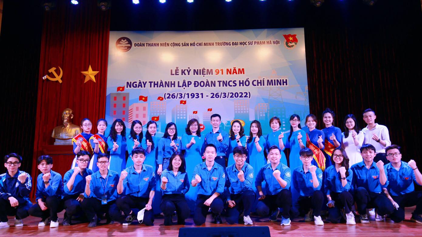 Gia Phúc cùng các bạn cán bộ Đoàn viên, sinh viên nhân dịp Lễ kỷ niệm 91 năm Ngày thành lập Đoàn TNCS Hồ Chí Minh.