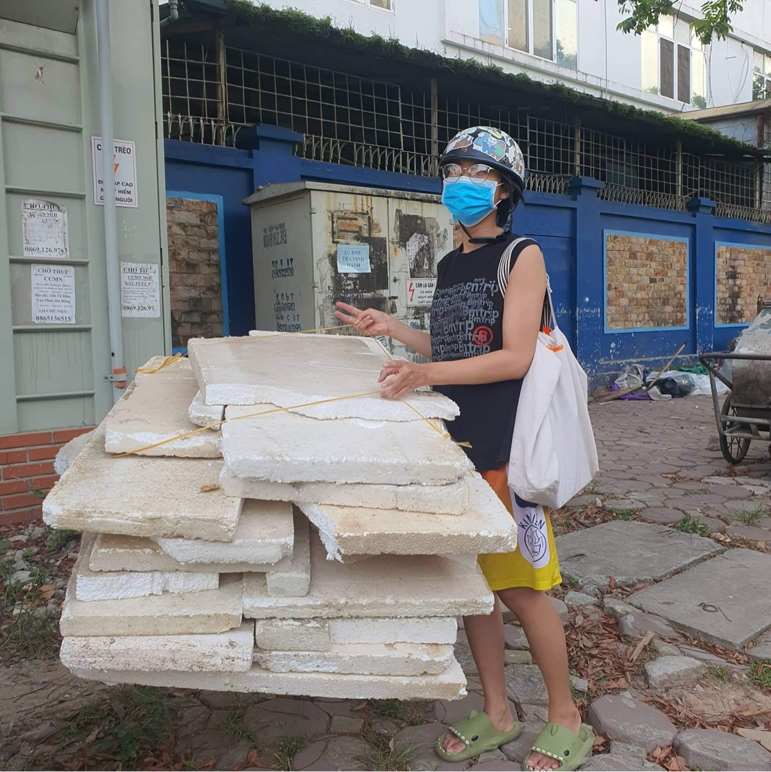 Xốp nhặt được từ bãi rác. (Nguồn: Sở Thú Studio) Xốp nhặt được từ bãi rác. (Nguồn: Sở Thú Studio)