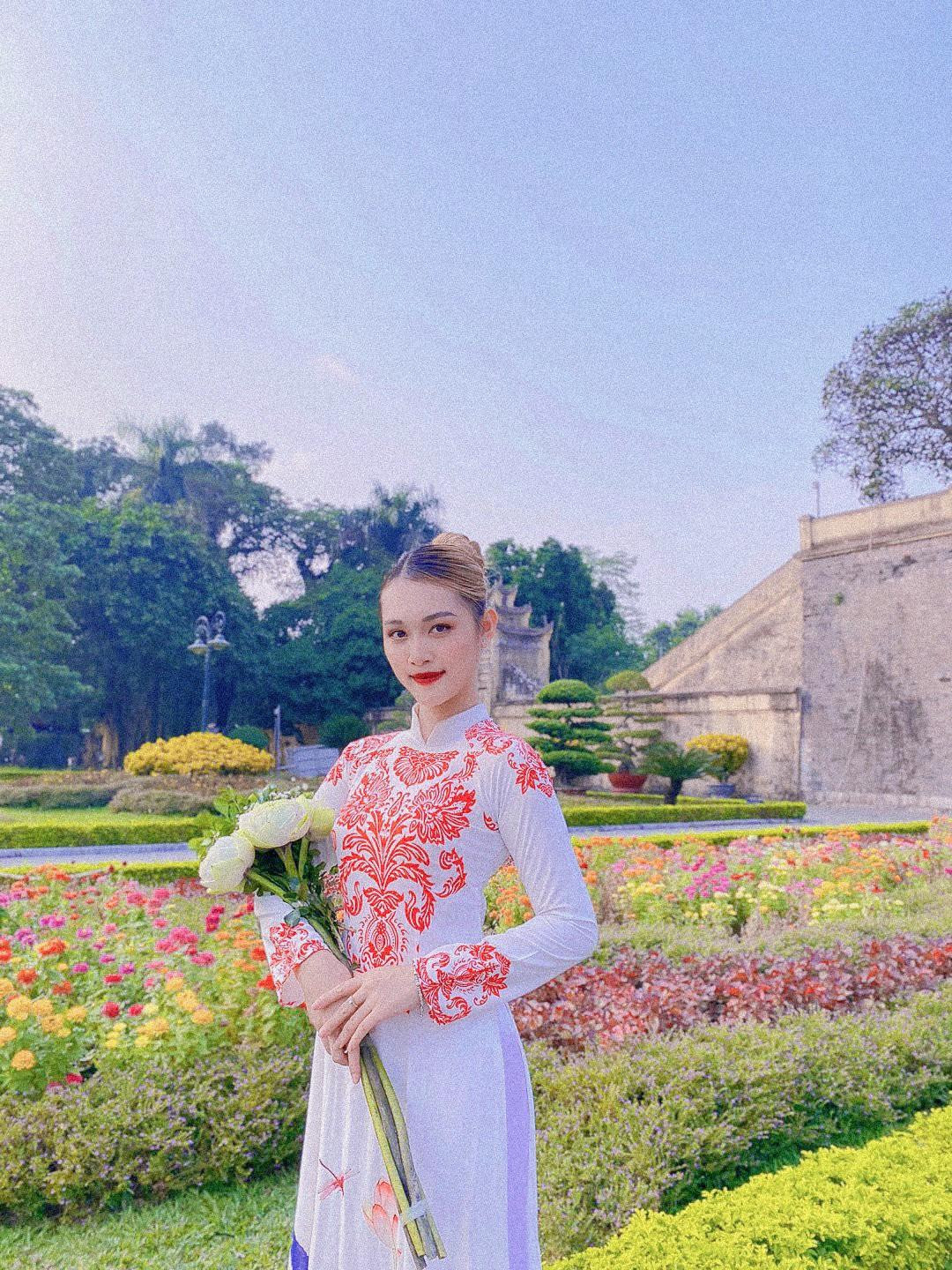 Hà Anh yêu kiều, thướt tha trong tà áo dài.