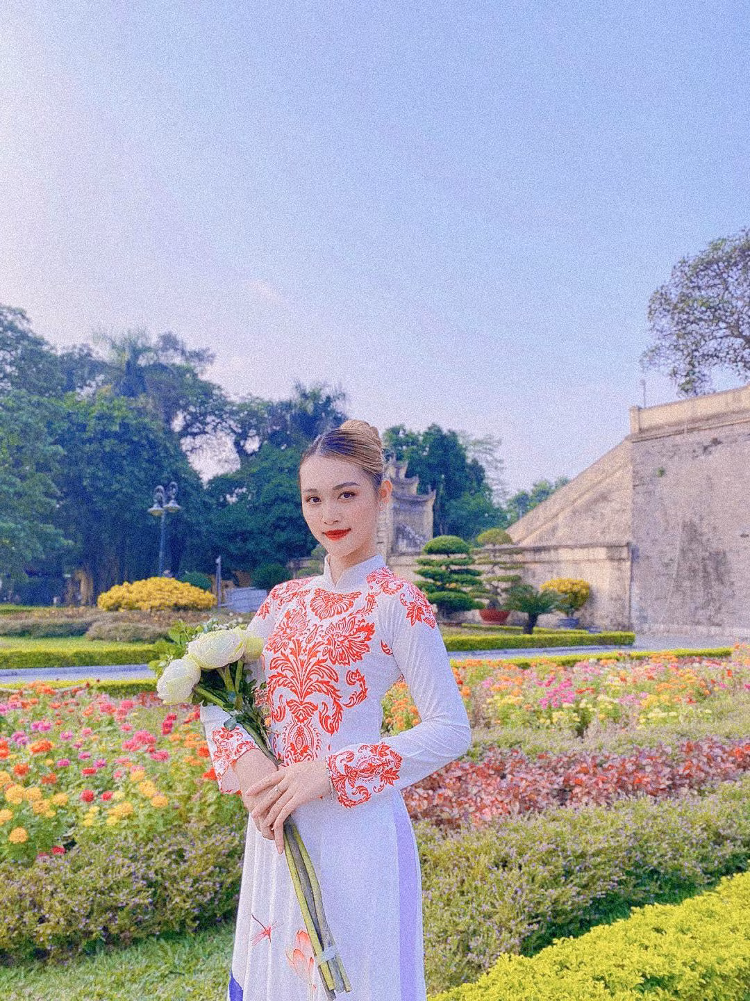 Hà Anh yêu kiều, thướt tha trong tà áo dài.