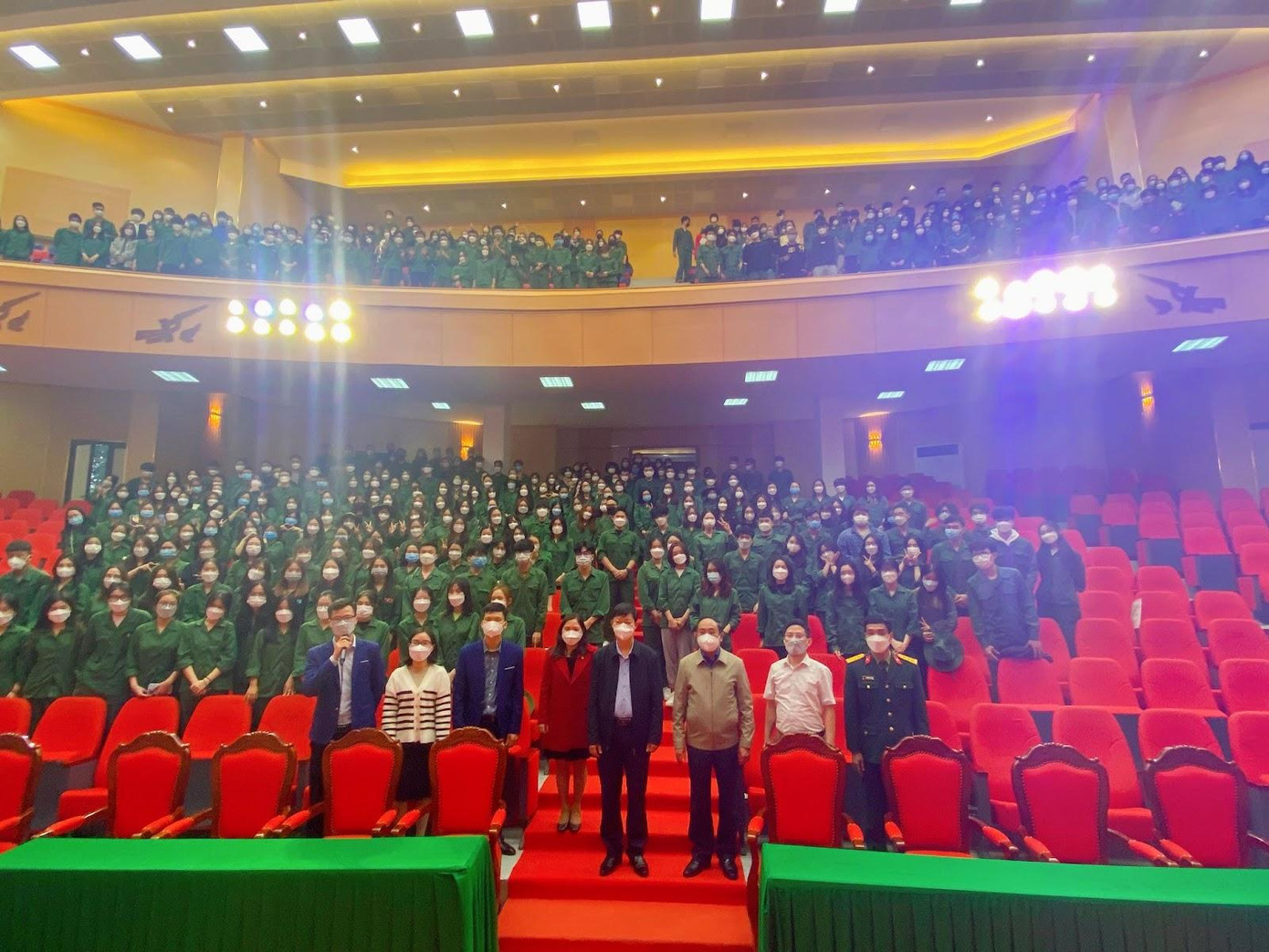 Vũ Kỳ cùng các sinh viên CQ59CLC tập trung tại hội trường trung tâm của Đại học Hùng Vương.