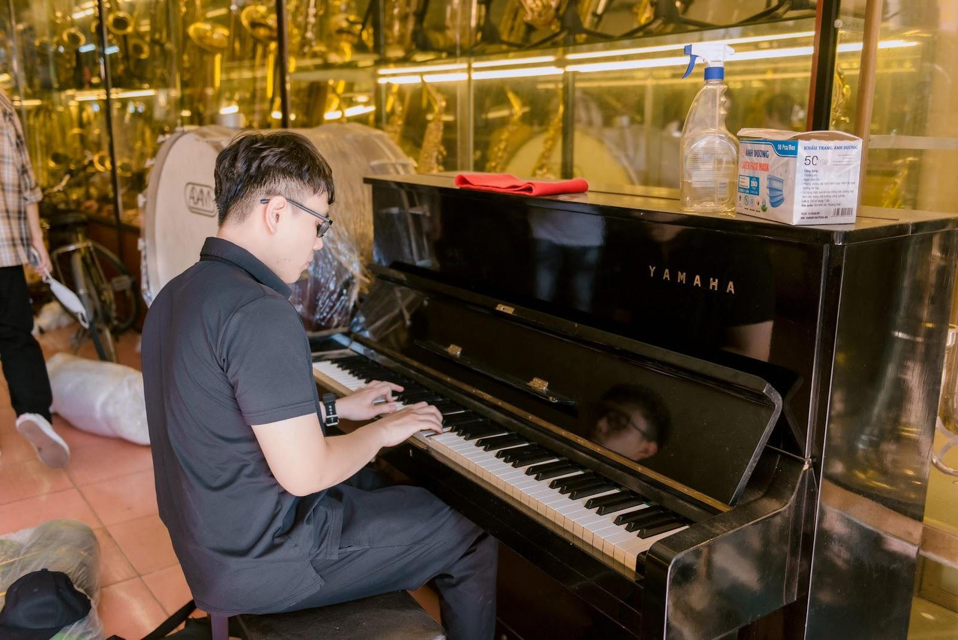 Các bạn trẻ háo hức trải nghiệm các dụng cụ chơi nhạc. Ảnh Phan Hoàn