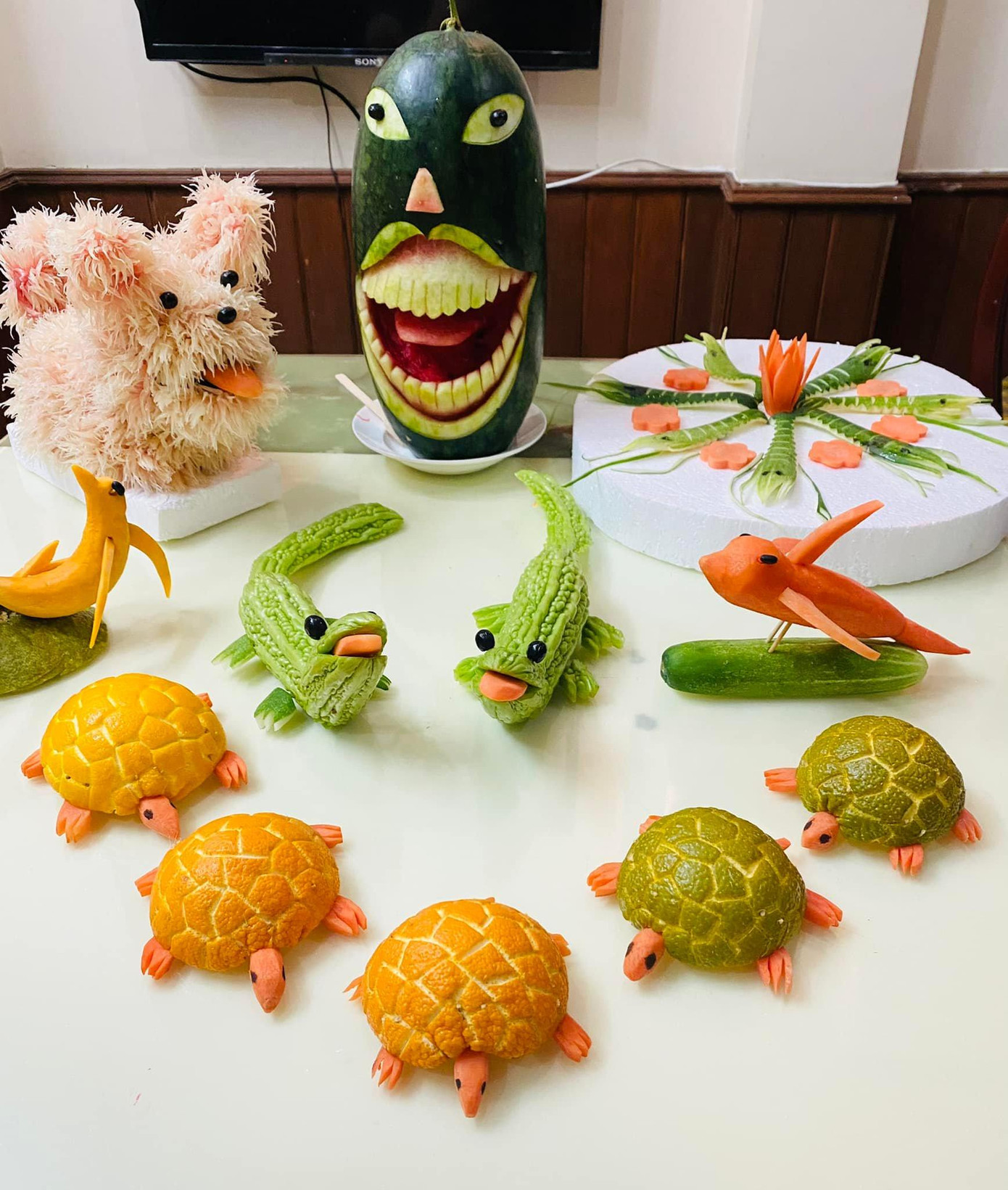 Các loài động vật làm từ trái cây, rau củ (Ảnh: Facebook Phạm Chuyên).