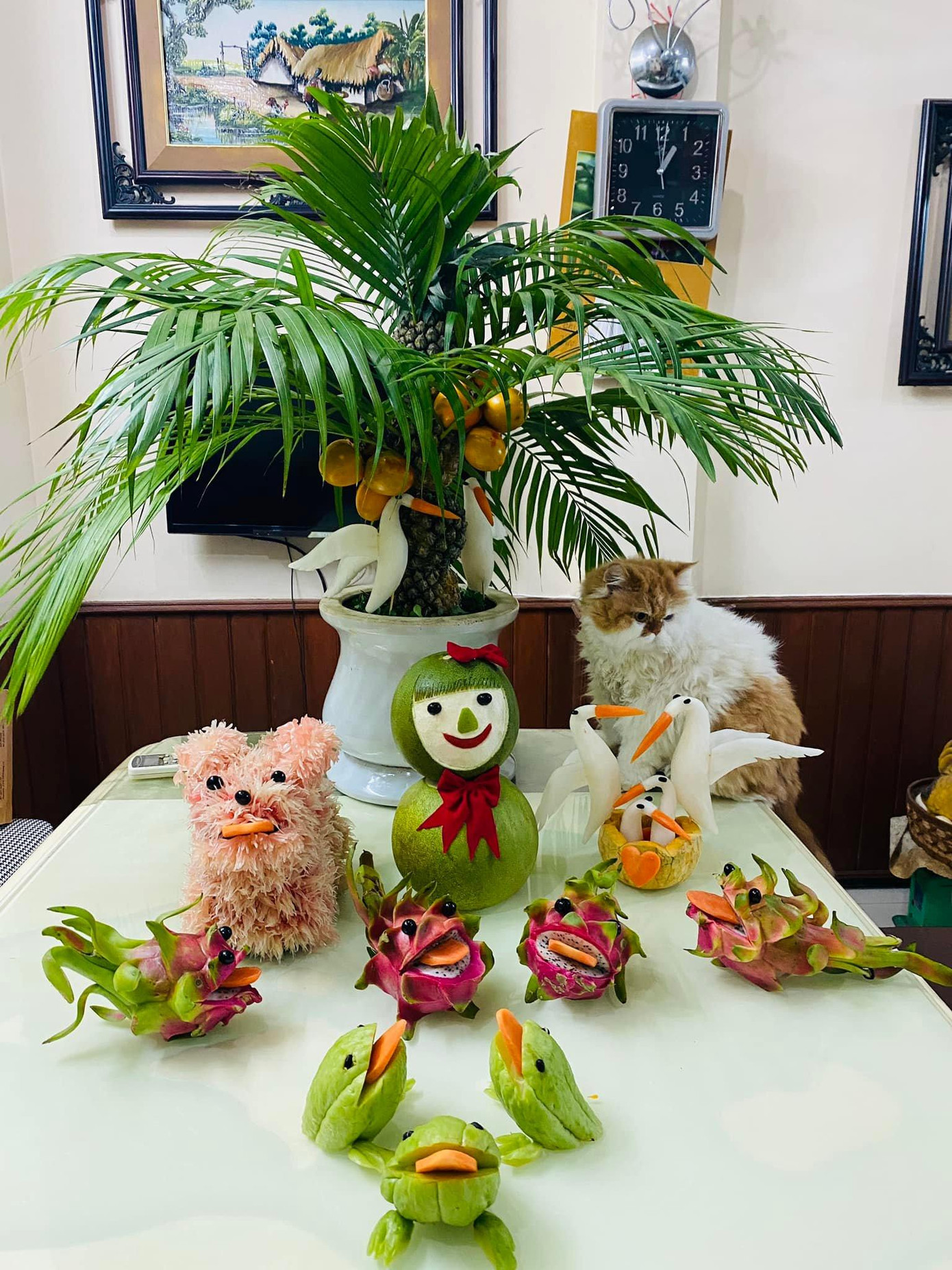 Những con vật được làm từ quả su su, củ cải trắng vô cùng độc đáo (Ảnh: Facebook Phạm Chuyên).