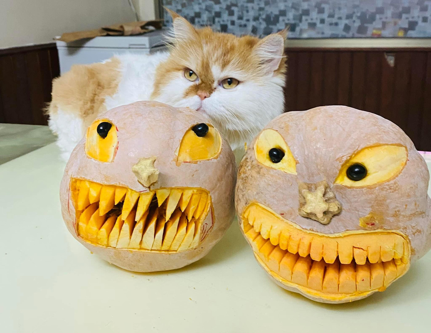 Mặt nạ bí đỏ ngộ nghĩnh (Ảnh: Facebook Phạm Chuyên).