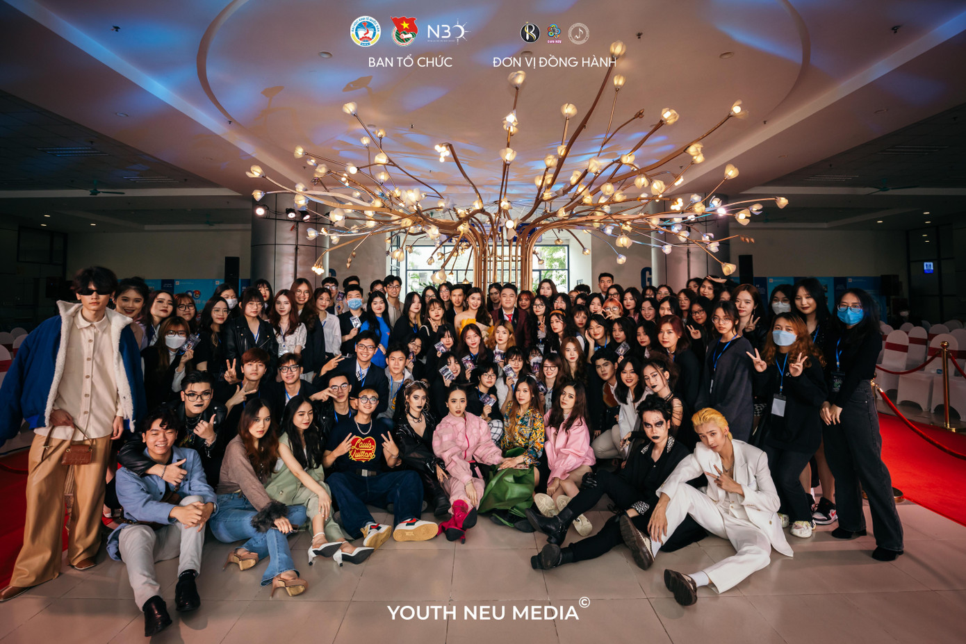 Hoàng Vân Anh cùng CLB Phong cách Sinh viên NEU BeU Club, trực thuộc Đoàn Trường Đại học Kinh tế Quốc dân.