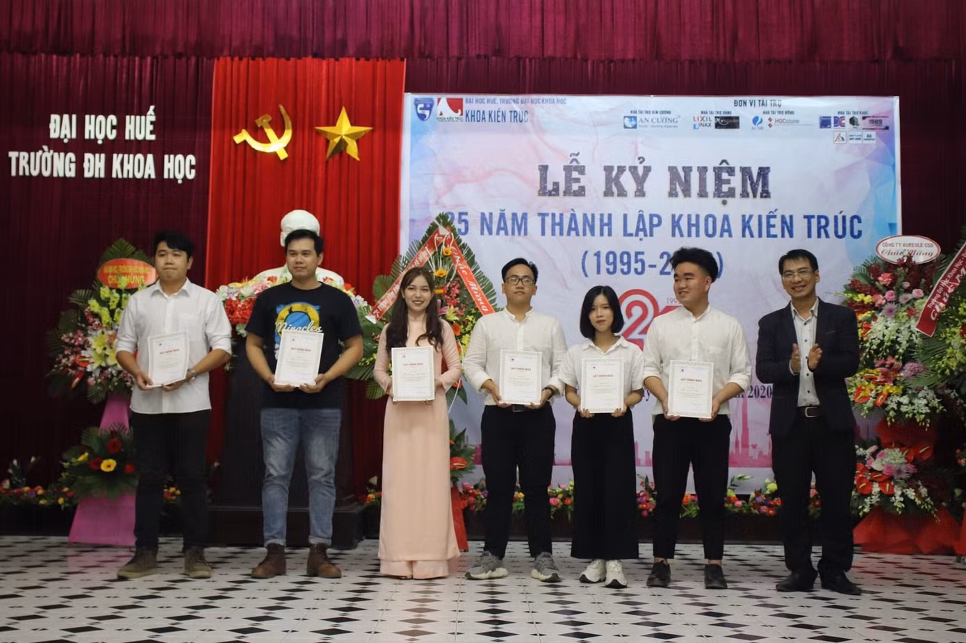 Cô sinh viên kiến trúc trong lễ kỷ niệm 25 năm thành lập khoa (thứ 3 từ bên trái sang).