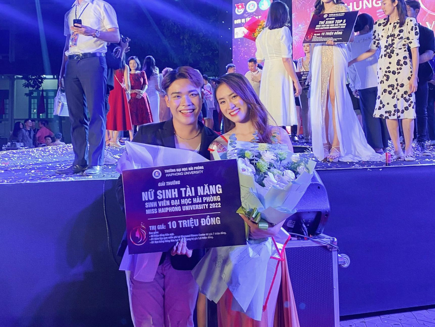 Cùng người anh thân thiết Lê Đức Đạt - Quán quân Liên hoan Tiếng hát Sinh viên Đại học Hải Phòng 2022. Cùng người anh thân thiết Lê Đức Đạt - Quán quân Liên hoan Tiếng hát Sinh viên Đại học Hải Phòng 2022.