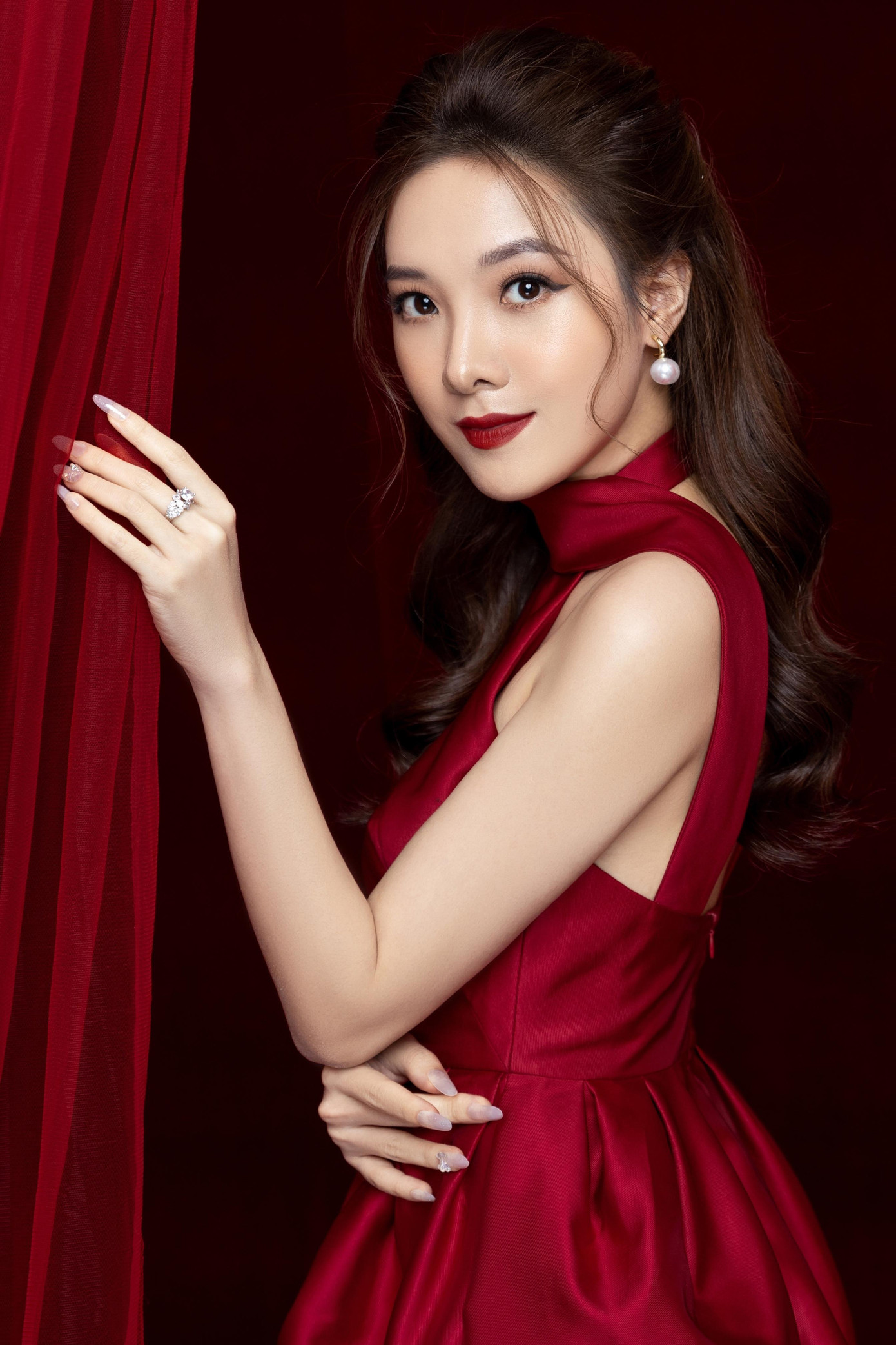 Sam sở hữu nhan sắc xinh đẹp, cuốn hút mọi ánh nhìn. Sam sở hữu nhan sắc xinh đẹp, cuốn hút mọi ánh nhìn.