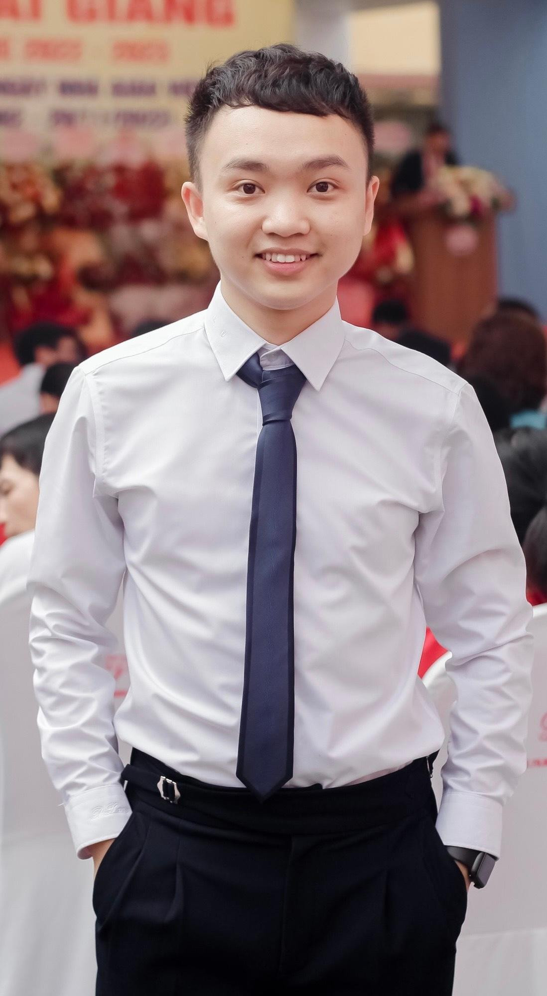 "Tôi luôn tích cực nghiên cứu, tìm tòi để hiểu hơn về chuyên ngành của mình; kể cho các bạn sinh viên nghe những câu chuyện thú vị về chuyên đề các bạn đang học giúp các bạn hiểu và thấy thích thú hơn…" "Tôi luôn tích cực nghiên cứu, tìm tòi để hiểu hơn về chuyên ngành của mình; kể cho các bạn sinh viên nghe những câu chuyện thú vị về chuyên đề các bạn đang học giúp các bạn hiểu và thấy thích thú hơn…"