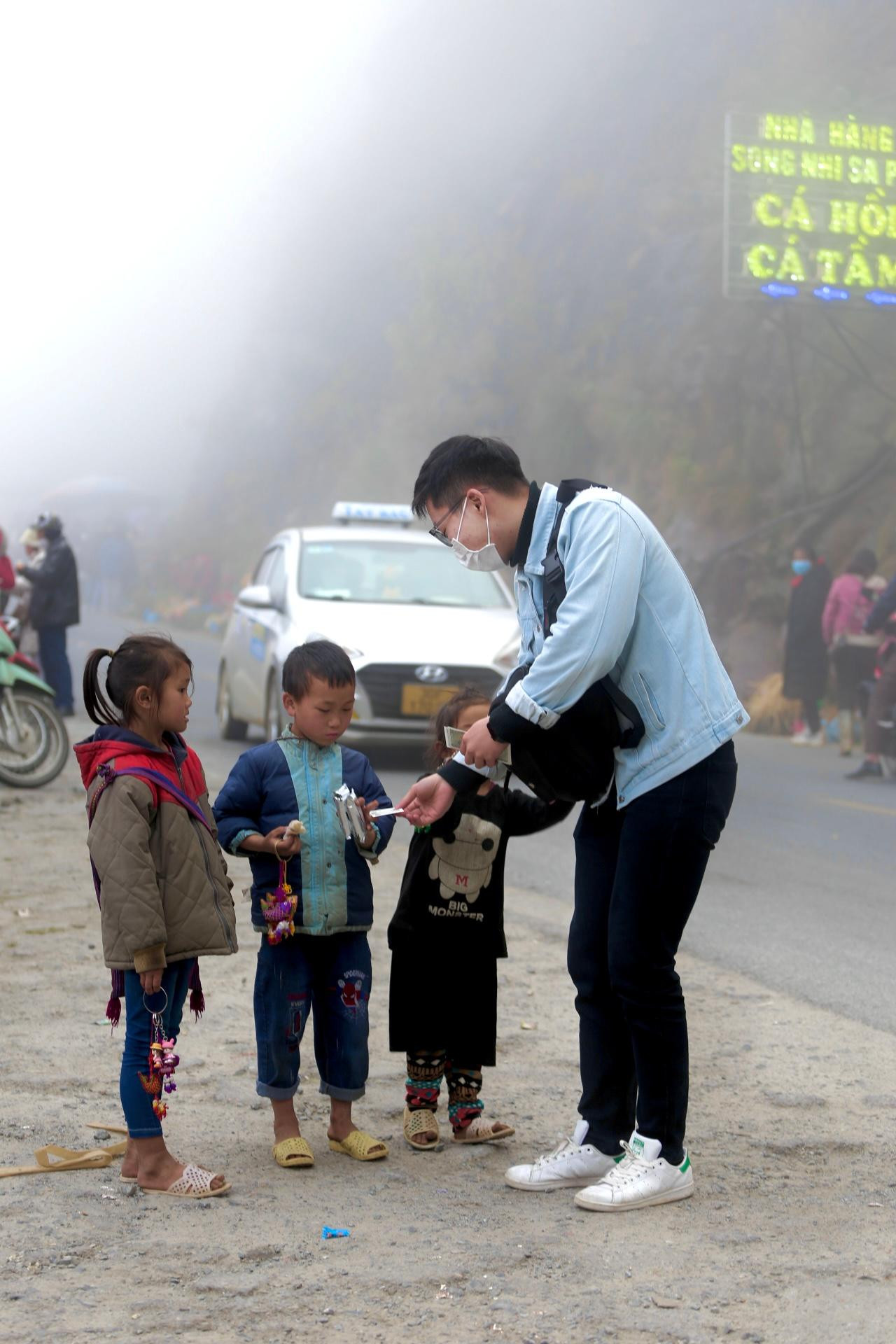 Tham gia hoạt động Đoàn - Hội giúp Duy Long có thêm nhiều trải nghiệm từ các chương trình tình nguyện góp phần ý nghĩa cho xã hội. Tham gia hoạt động Đoàn - Hội giúp Duy Long có thêm nhiều trải nghiệm từ các chương trình tình nguyện góp phần ý nghĩa cho xã hội.