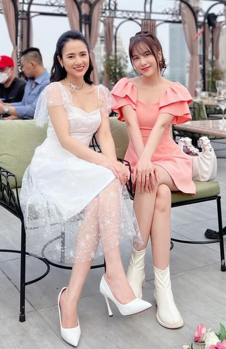 Việt Hoa (trái) và Anh Phương cùng sinh năm 1996.