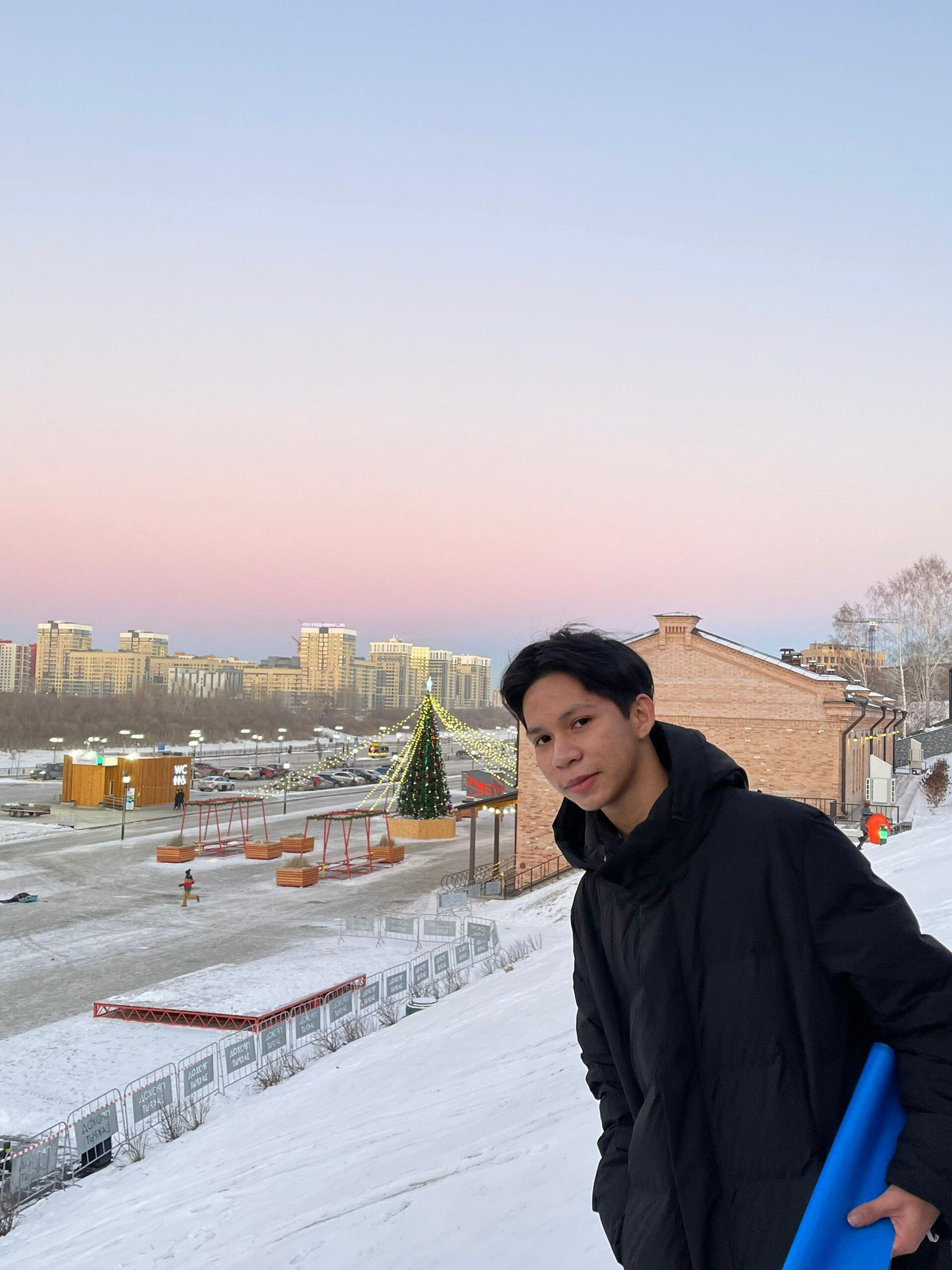 Điều Nguyên Khuê muốn làm nhất vào dịp này chính là gọi về cho bố mẹ để cùng đón giao thừa, kết thúc một năm cũ với nhiều sự kiện đáng nhớ của cuộc đời.