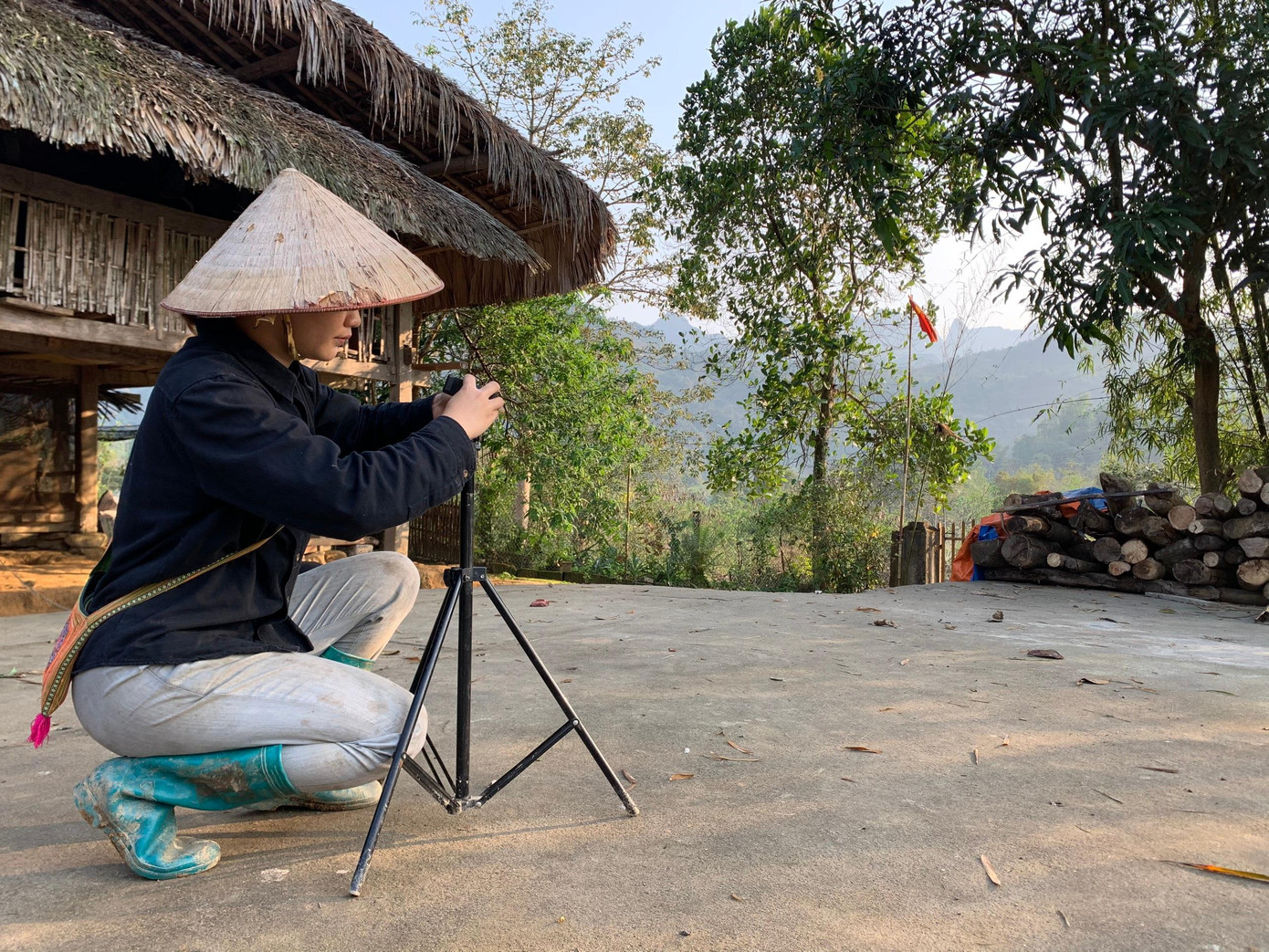 Tất cả mọi công đoạn từ việc đặt góc máy, nội dung quay, cắt và dựng video đều do một mình Hoài Thương thực hiện.