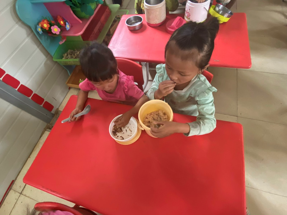 Bữa ăn các em mang đến trường chủ yếu là cơm trắng không có thức ăn.