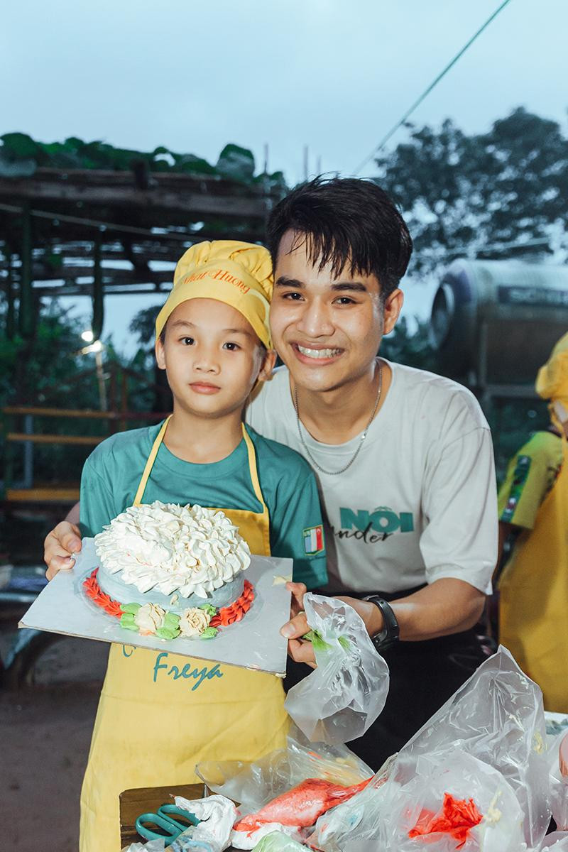 Vừa qua, Thế Anh đã tổ chức một chương trình thiện nguyện, dạy bánh cho trẻ em nghèo tại Bãi nổi Long Biên nhân Ngày Quốc tế thiếu nhi (1/6).