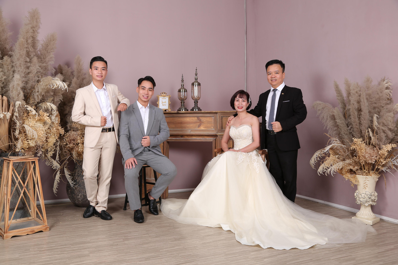 Huy là con trai cả trong gia đình 4 người.