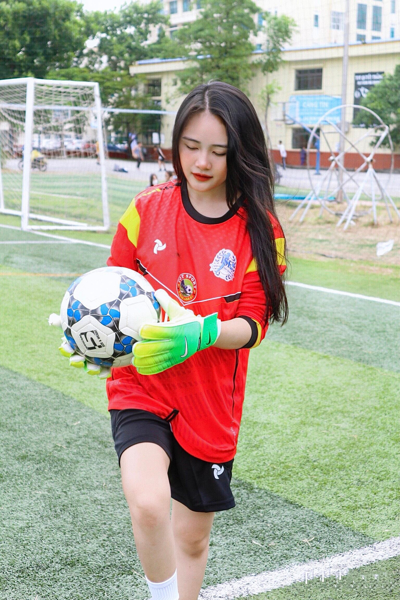 Cô nàng tham gia giải đấu với vị trí thủ môn.