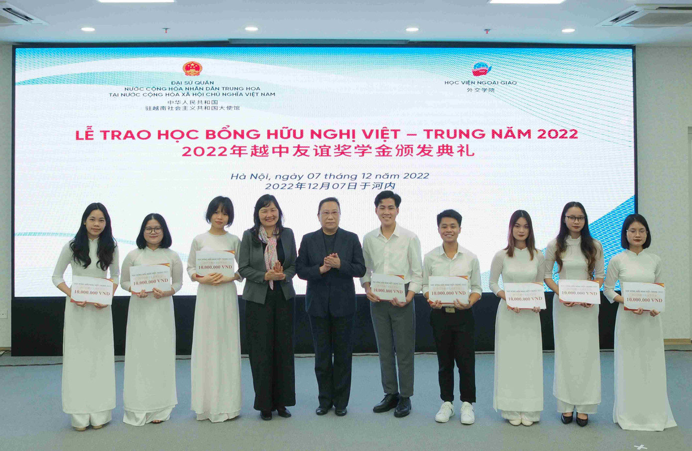 TS Phạm Lan Dung, Quyền Giám đốc Học viện Ngoại giao và Bà Hy Tuệ, Công sứ Đại sứ quán cùng trao Học bổng cho các sinh viên học tiếng Trung. TS Phạm Lan Dung, Quyền Giám đốc Học viện Ngoại giao và Bà Hy Tuệ, Công sứ Đại sứ quán cùng trao Học bổng cho các sinh viên học tiếng Trung.