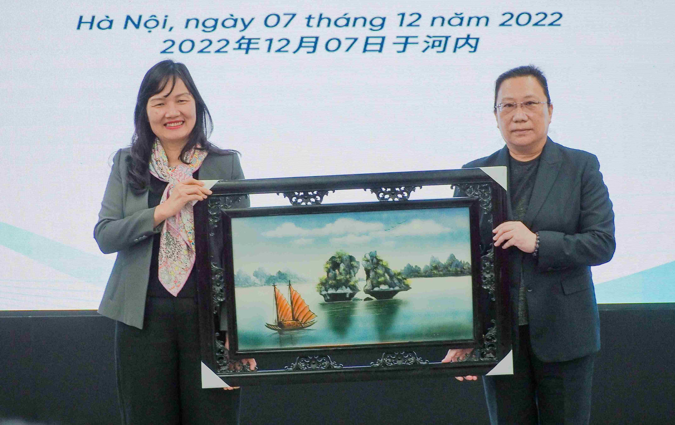 TS Phạm Lan Dung, Quyền Giám đốc Học viện Ngoại giao tặng quà lưu niệm cho đại diện Đại sứ quán. TS Phạm Lan Dung, Quyền Giám đốc Học viện Ngoại giao tặng quà lưu niệm cho đại diện Đại sứ quán.