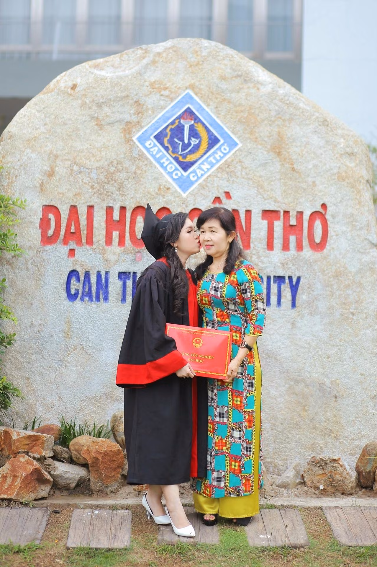 Thiên Ngọc và mẹ trong ngày tốt nghiệp.