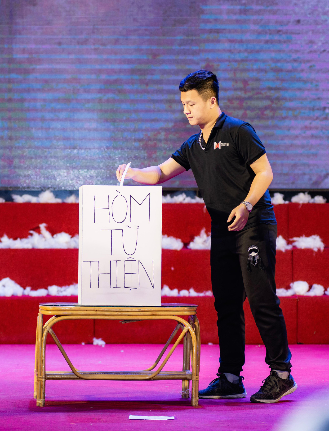 Đinh Hiển tích cực tham gia các hoạt động Đoàn - Hội và hoạt động tình nguyện. Đinh Hiển tích cực tham gia các hoạt động Đoàn - Hội và hoạt động tình nguyện.