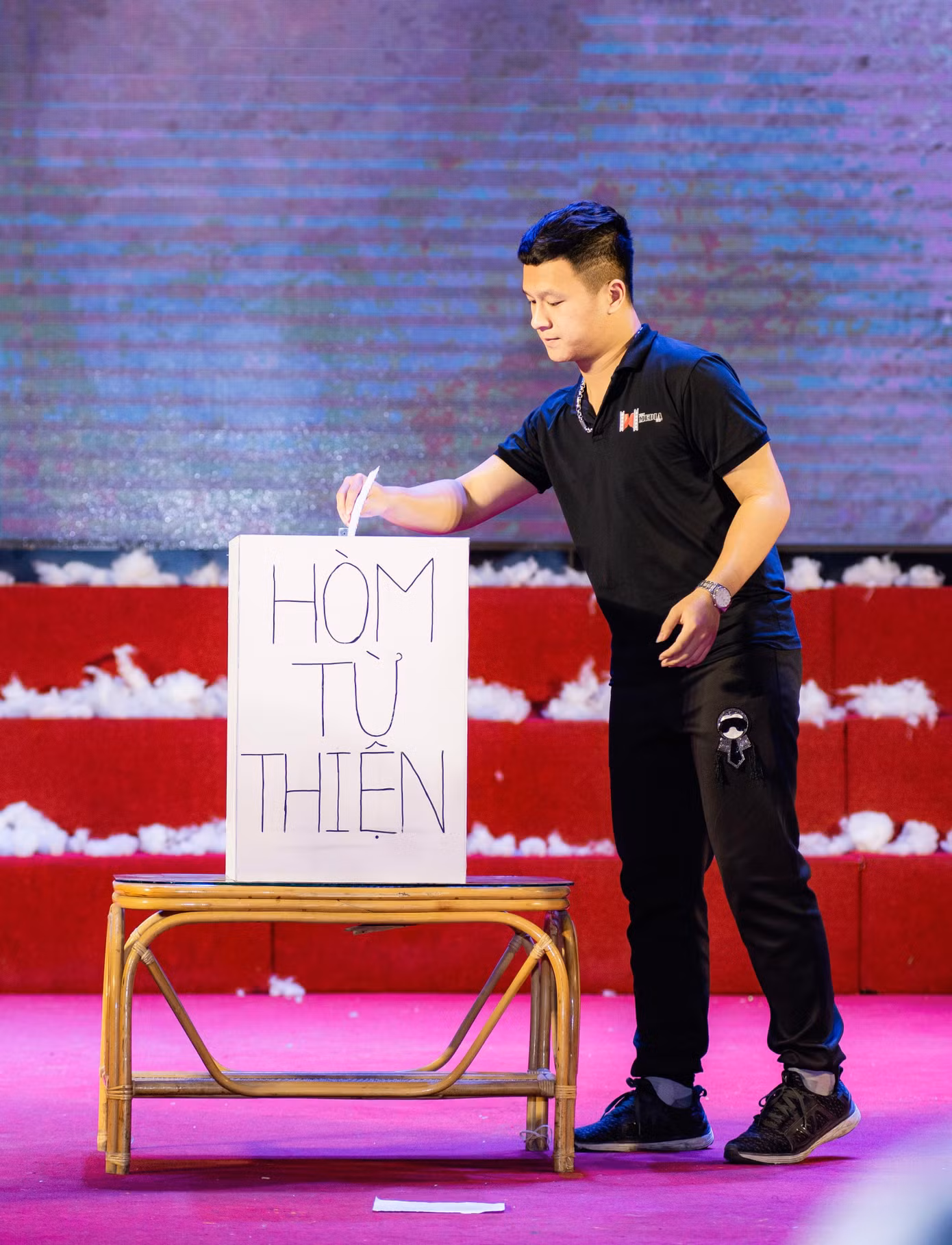 Đinh Hiển tích cực tham gia các hoạt động Đoàn - Hội và hoạt động tình nguyện.