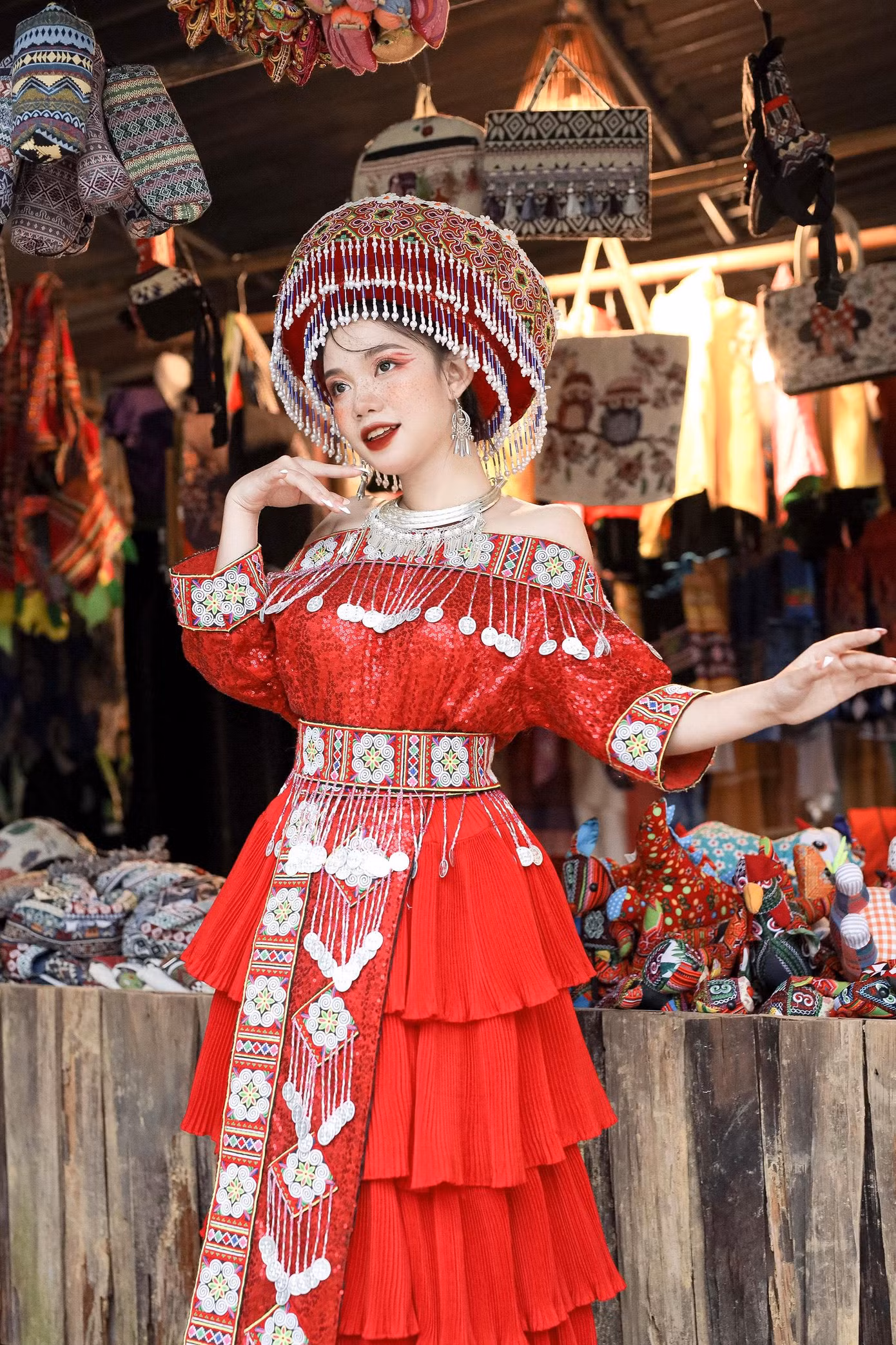 Sinh ra và lớn lên tại Nghĩa Lộ (Yên Bái), Hà Phương cũng mang đậm những nét duyên dáng của người con gái Tây Bắc, với gương mặt khả ái.