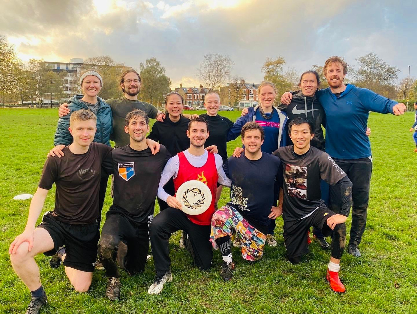 Yến (hàng sau, thứ ba từ trái sang) và đội Frisbee của cô ở Vương quốc Anh. Yến (hàng sau, thứ ba từ trái sang) và đội Frisbee của cô ở Vương quốc Anh.