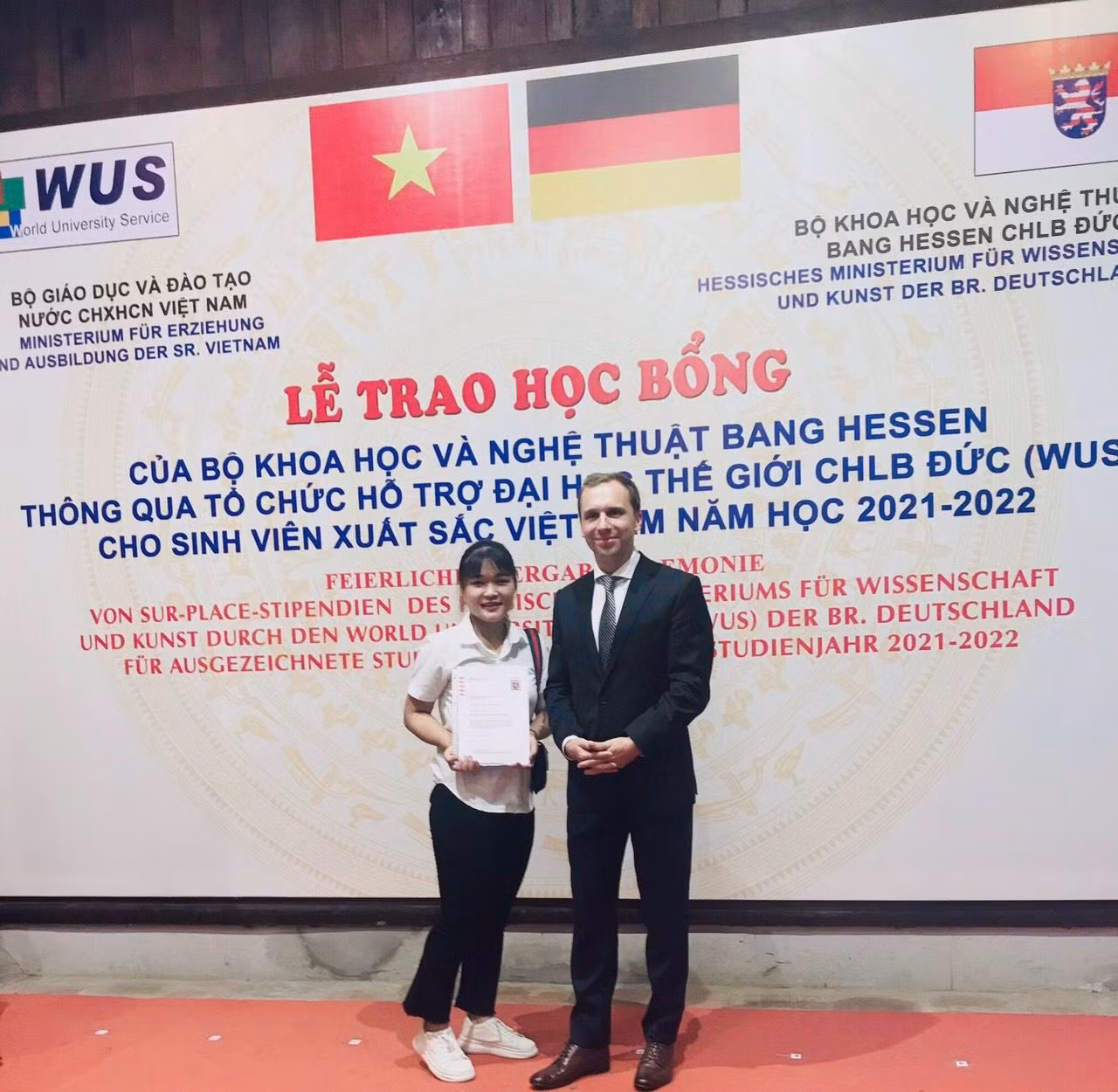 Thùy Linh là một trong 111 sinh viên đại diện cho các trường đại học trên cả nước được nhận 1 suất học bổng HESSEN của Bộ Khoa học và Nghệ thuật Bang HESSEN - CHLB Đức trao tặng.