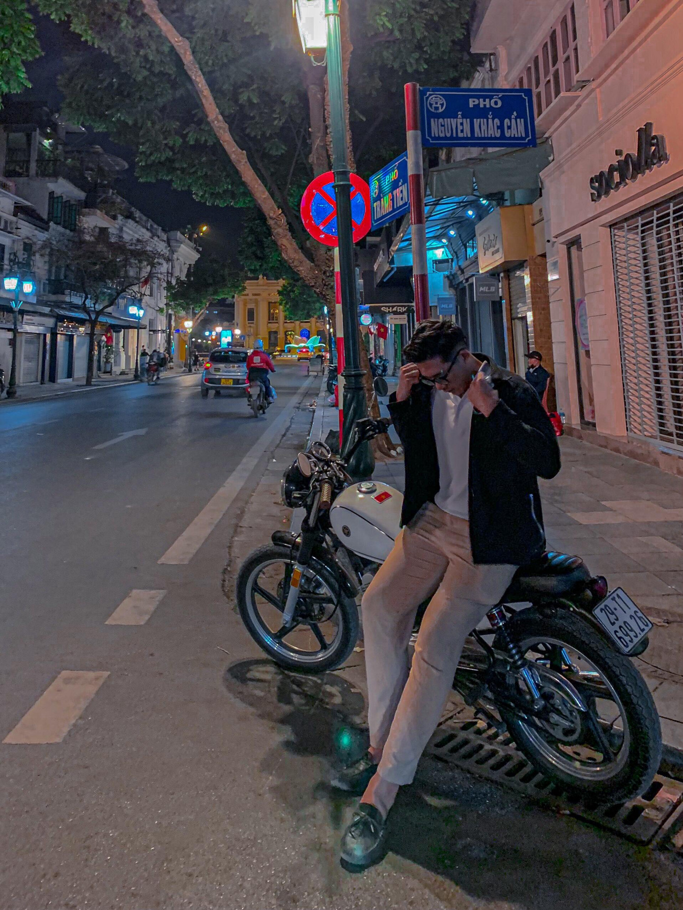 Chàng trai tiết kiệm tiền từ việc đi làm thêm, khen thưởng,... tích lũy để để đầu tư vào “Chứng khoán” và “ bất động sản”. Chàng trai tiết kiệm tiền từ việc đi làm thêm, khen thưởng,... tích lũy để để đầu tư vào “Chứng khoán” và “ bất động sản”.