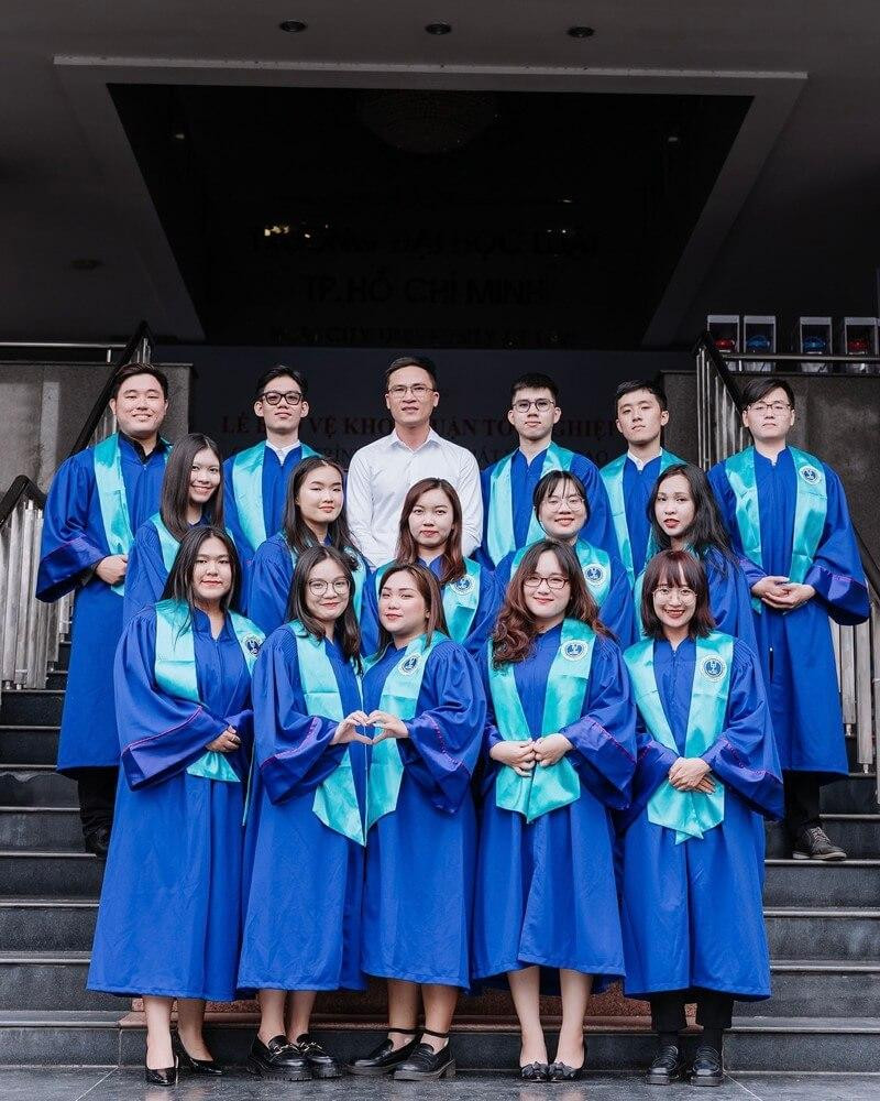 Vịnh An (hàng giữa, thứ 2 từ trái qua) chụp cùng thầy và các bạn, cô là Lớp phó Lớp CLC42QTL giai đoạn 2017 - 2020 và Lớp trưởng giai đoạn 2020 - 2022. Vịnh An (hàng giữa, thứ 2 từ trái qua) chụp cùng thầy và các bạn, cô là Lớp phó Lớp CLC42QTL giai đoạn 2017 - 2020 và Lớp trưởng giai đoạn 2020 - 2022.