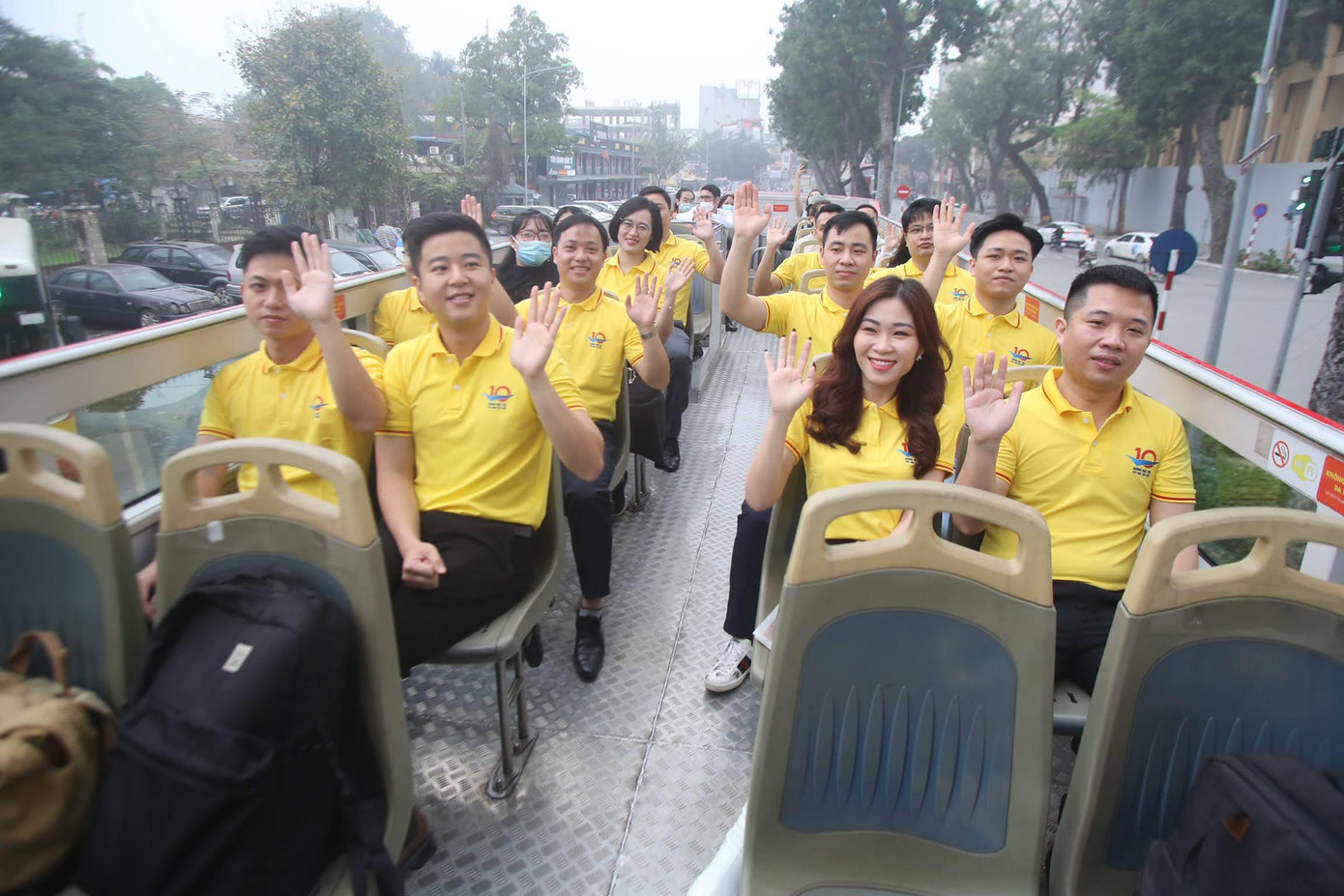 Ngọc Hà cùng các đại biểu gương mặt trẻ trên đường tới thăm Hoàng thành Thăng Long. Ngọc Hà cùng các đại biểu gương mặt trẻ trên đường tới thăm Hoàng thành Thăng Long.