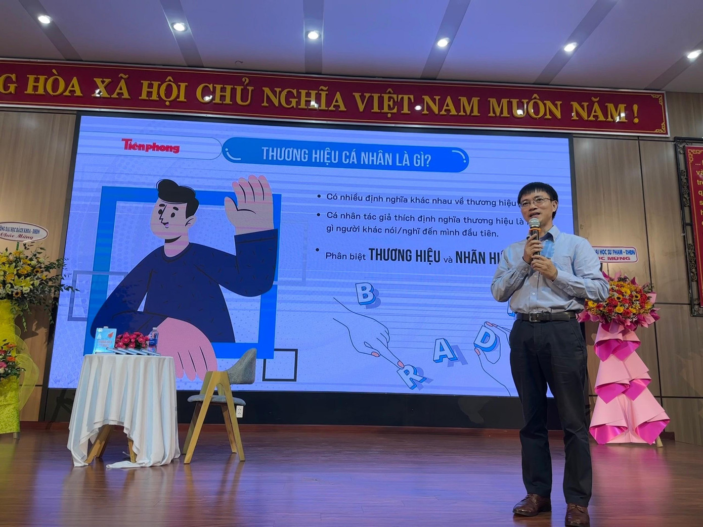 Diễn giả, tác giả, nhà báo Nguyễn Tuấn Anh chia sẻ tại chương trình.