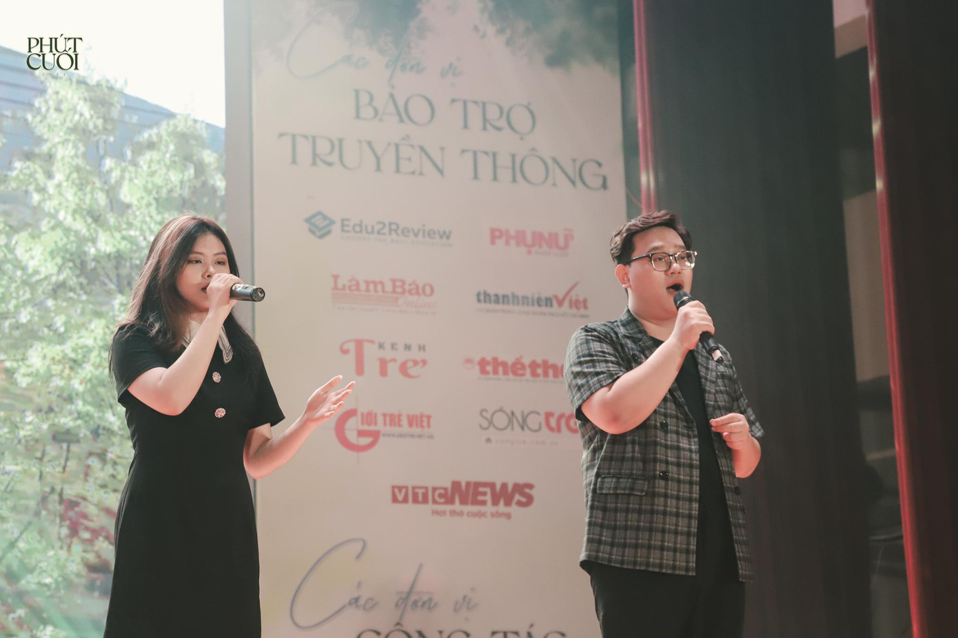 Xuất hiện trên nền nhạc Khi em lớn, sinh viên Học viện Báo chí và Tuyên truyền gợi nhắc tới hình tượng bộ đôi Orange - Hoàng Dũng qua ca khúc làm mưa làm gió một thời.