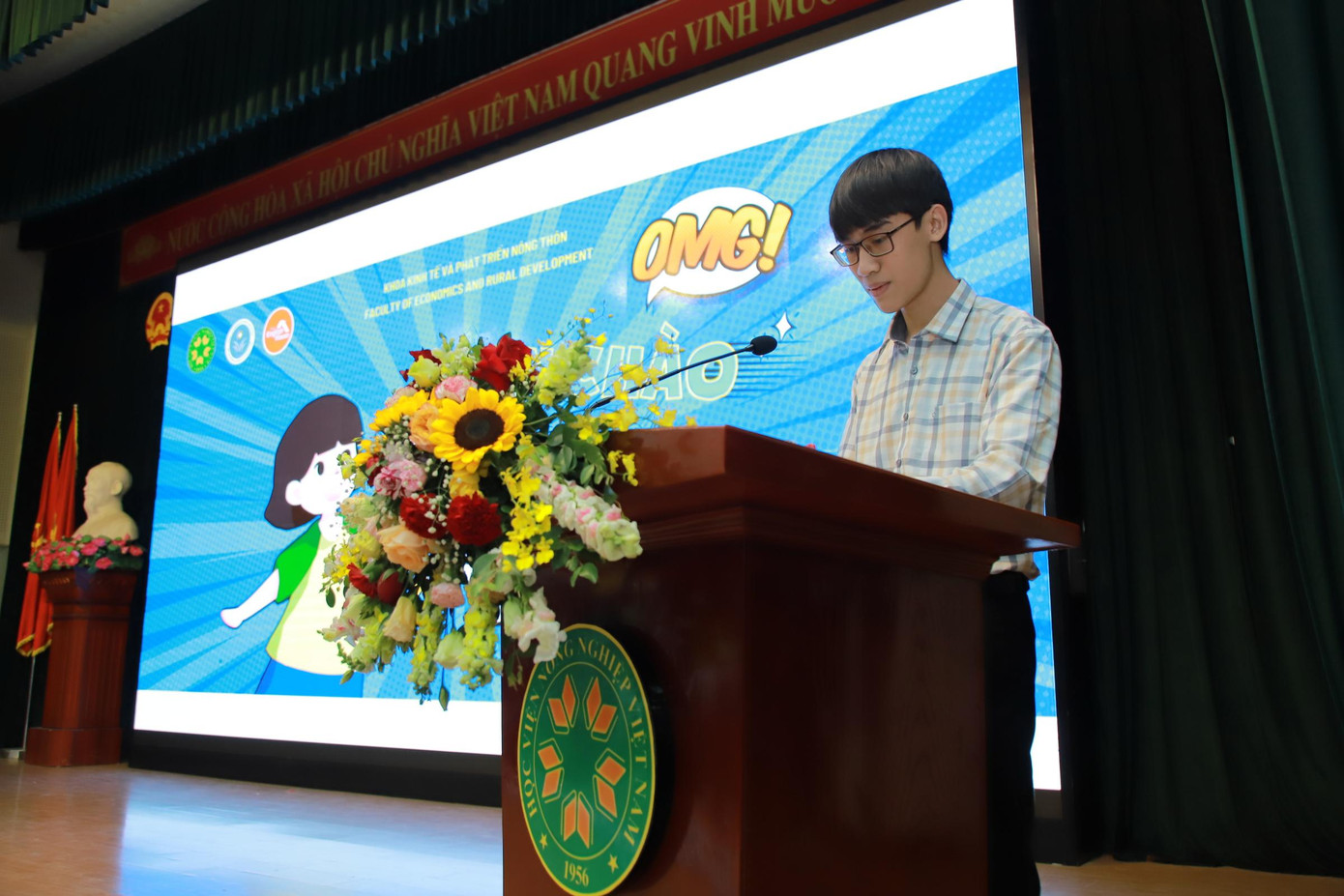 Đại diện tân sinh viên K67, Nguyễn Văn Phú, lớp K67KTDTA, thủ khoa đầu vào phát biểu tại chương trình. Đại diện tân sinh viên K67, Nguyễn Văn Phú, lớp K67KTDTA, thủ khoa đầu vào phát biểu tại chương trình.