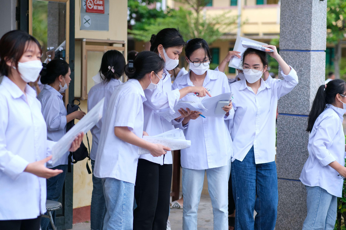 Thí sinh trao đổi lúc ra về.