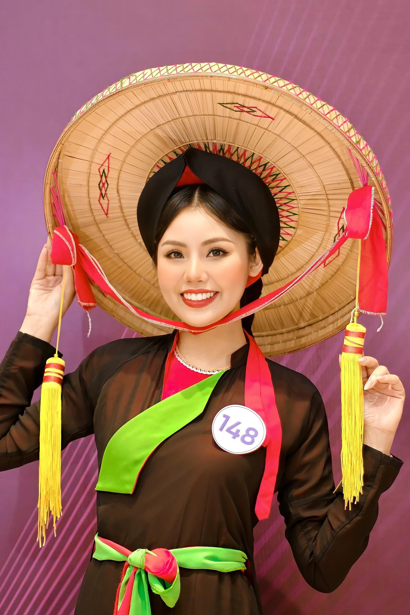 Với việc thể hiện dân ca quan họ Bắc Ninh, Nguyễn Thị Hồng Ngọc cũng lọt vào danh sách 10 thí sinh tài năng. Với việc thể hiện dân ca quan họ Bắc Ninh, Nguyễn Thị Hồng Ngọc cũng lọt vào danh sách 10 thí sinh tài năng.