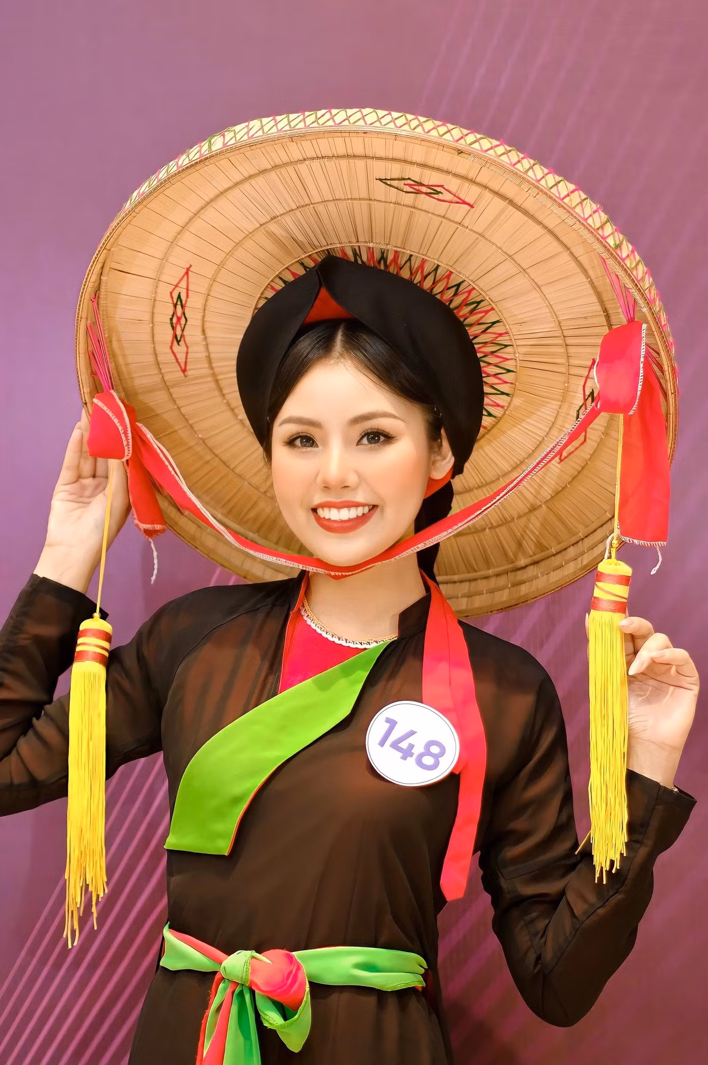 Với việc thể hiện dân ca quan họ Bắc Ninh, Nguyễn Thị Hồng Ngọc cũng lọt vào danh sách 10 thí sinh tài năng. Với việc thể hiện dân ca quan họ Bắc Ninh, Nguyễn Thị Hồng Ngọc cũng lọt vào danh sách 10 thí sinh tài năng.