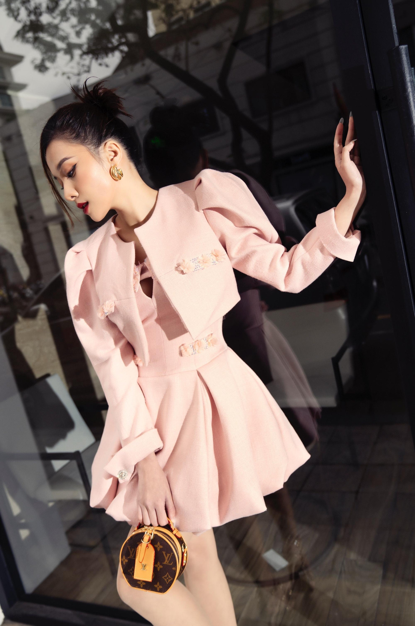 Cuộc sống quá ngắn để chúng ta dành thời gian cho những điều tiêu cực quẩn quanh. Cuộc sống quá ngắn để chúng ta dành thời gian cho những điều tiêu cực quẩn quanh.