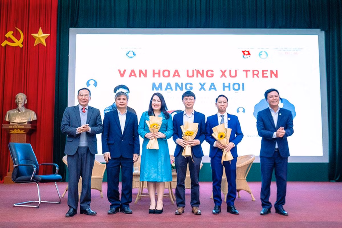 Từ trái qua phải: TS Nguyễn Tất Thắng - Trưởng ban Công tác HSSV Đại học Thái Nguyên, PGS.TS Trần Thanh Vân - Phó Giám đốc Đại học Thái Nguyên và TS Nguyễn Đình Yên - Phó Trưởng ban Công tác HSSV Đại học Thái Nguyên (ngoài cùng bên phải) tặng hoa cảm ơn ba khách mời: Diễn giả, tác giả, nhà báo Nguyễn Tuấn Anh – Trưởng ban Sinh Viên, báo Tiền Phong; diễn giả, tác giả, doanh nhân Nguyễn Mến – Chủ tịch GBM Group; luật sư Nguyễn Trọng Việt – Giám đốc Công ty Luật TNHH Tầm nhìn Viets.